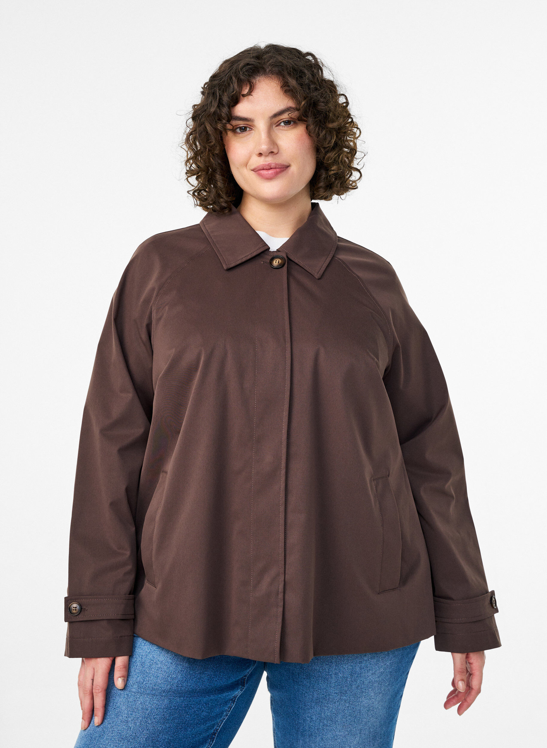 Kurzer Trenchcoat mit Kragen und Raglan&auml;rmeln, Braun, Model
