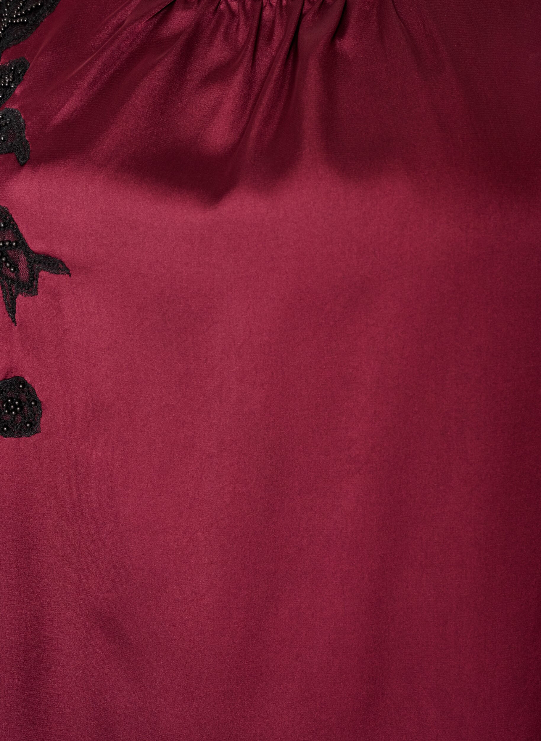 ZizziSatinbluse mit Spitzenapplikation und Perlen, Rot, Packshot image number 2