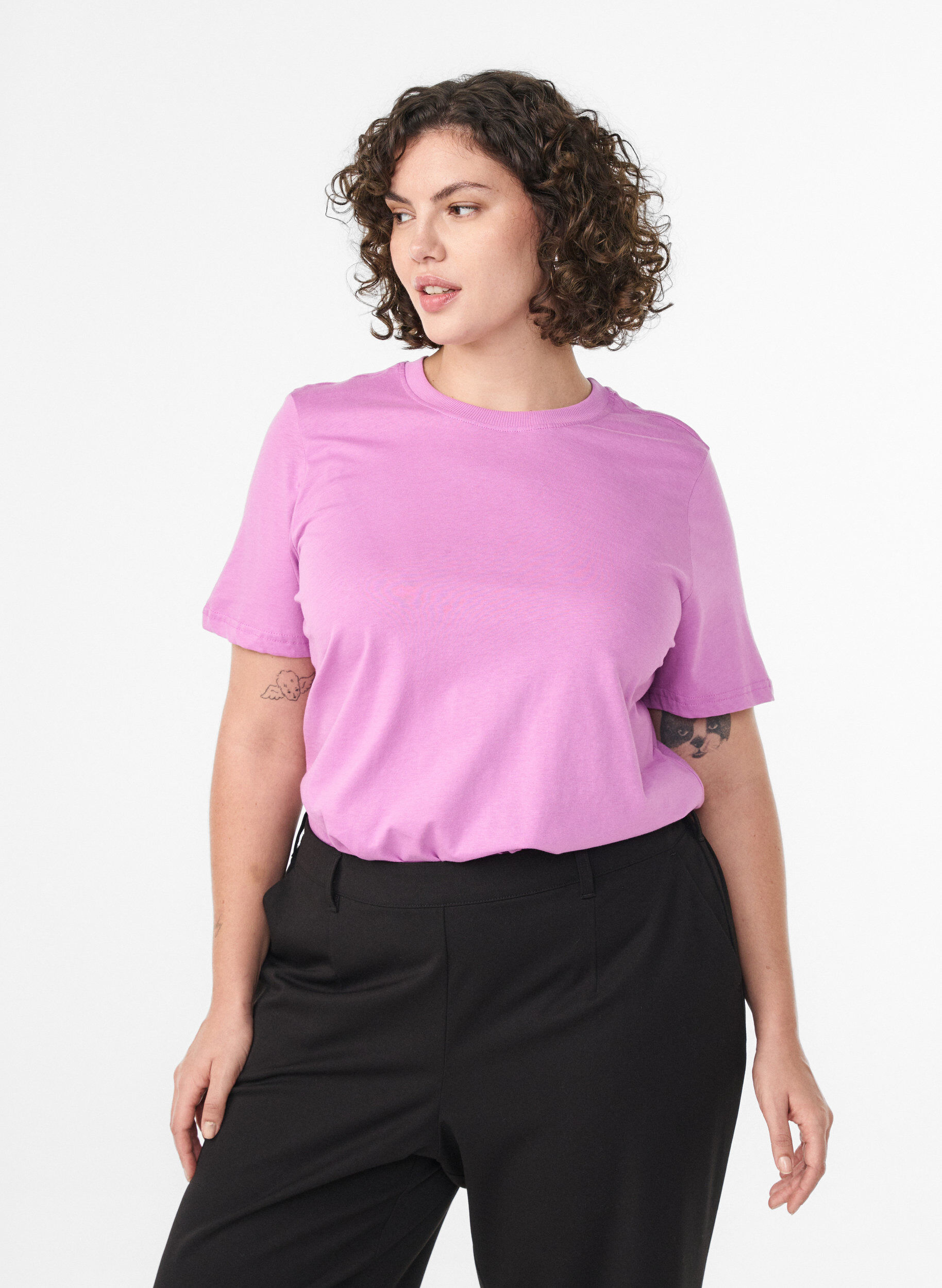 Basic-T-Shirt aus Baumwolle mit Rundhalsausschnitt, Lila, Model