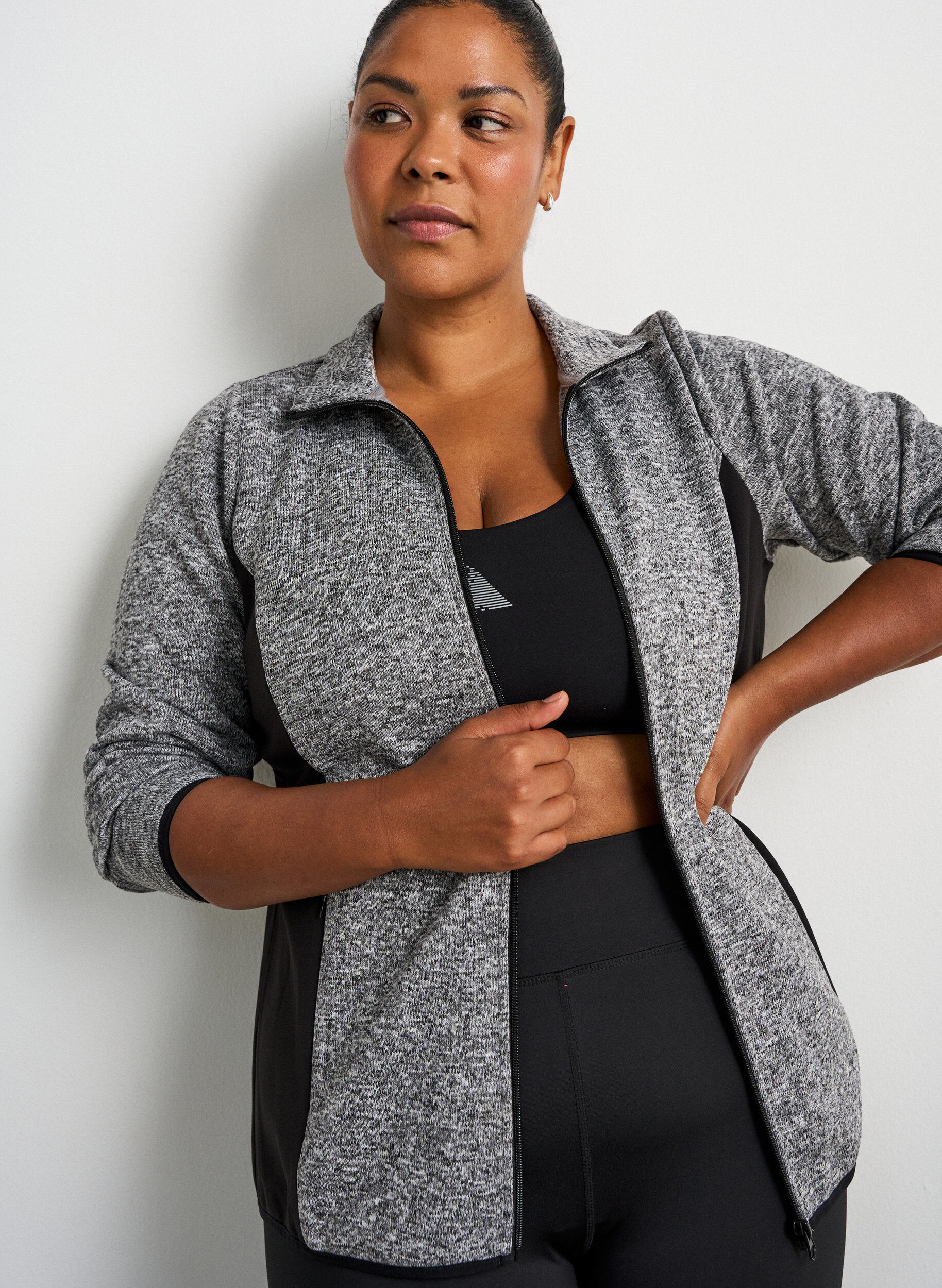 ZizziTrainingsjacke mit Kontrasteins&auml;tzen und hohem Kragen, Grau, Model image number 0