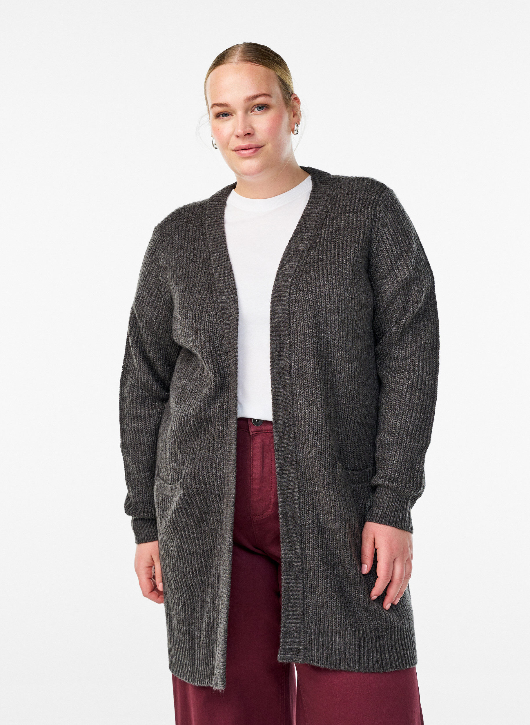 FLASH - Lange Rippstrickjacke mit Taschen, Grau, Model