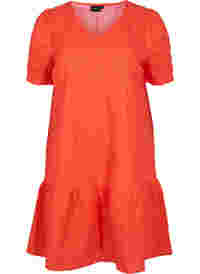 Strukturiertes Kleid mit kurzen Puffärmeln