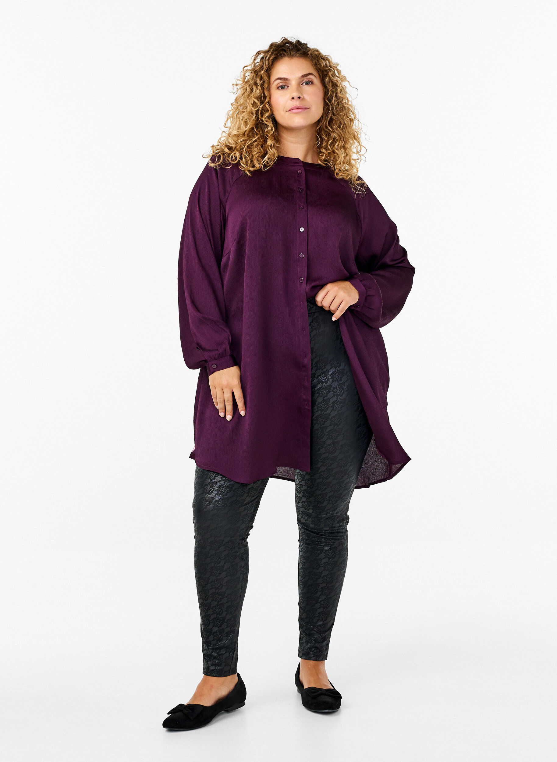 ZizziLeggings aus Kunstleder mit Spitzenmuster, Schwarz, Model image number 1