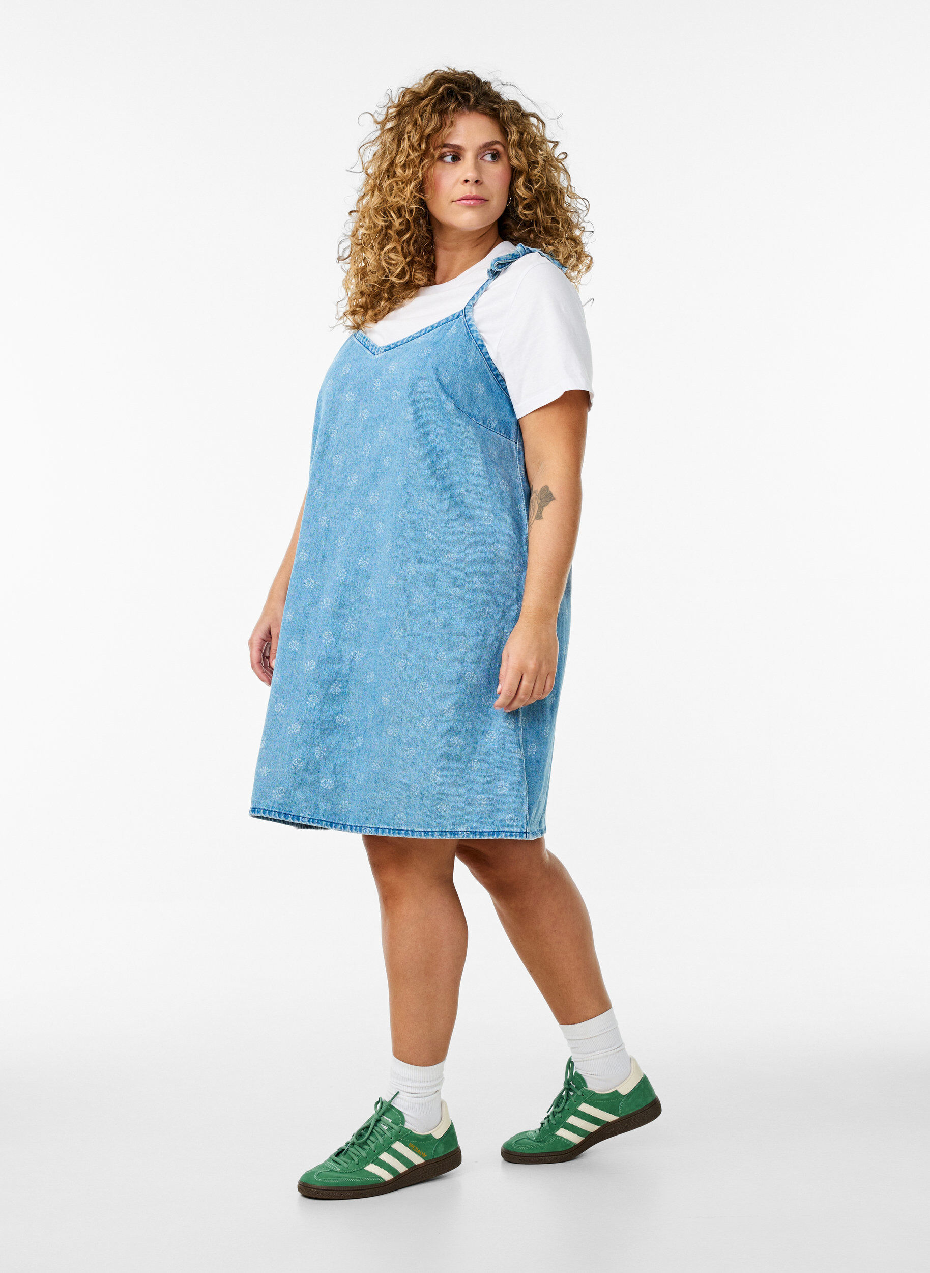 ZizziKurzes Jeanskleid mit verstellbaren Tr&auml;gern, LBD w. Flower, Model image number 3