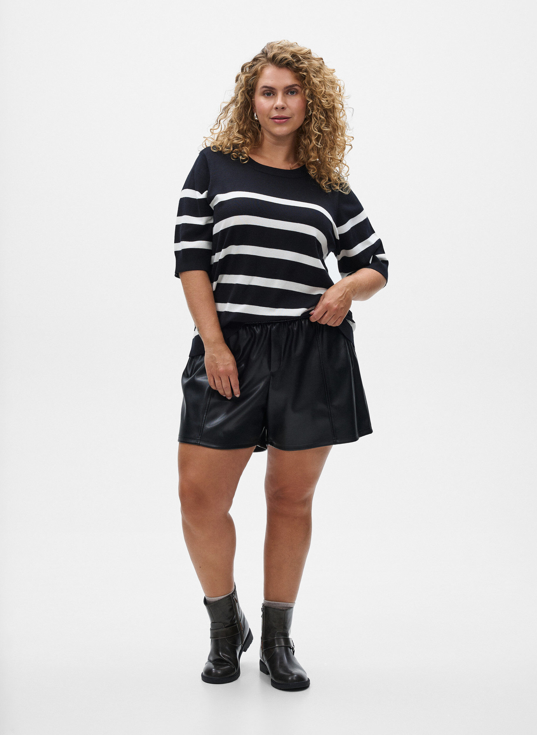 ZizziGestreiftes Stricktop mit kurzen &Auml;rmeln, Schwarz, Model image number 1