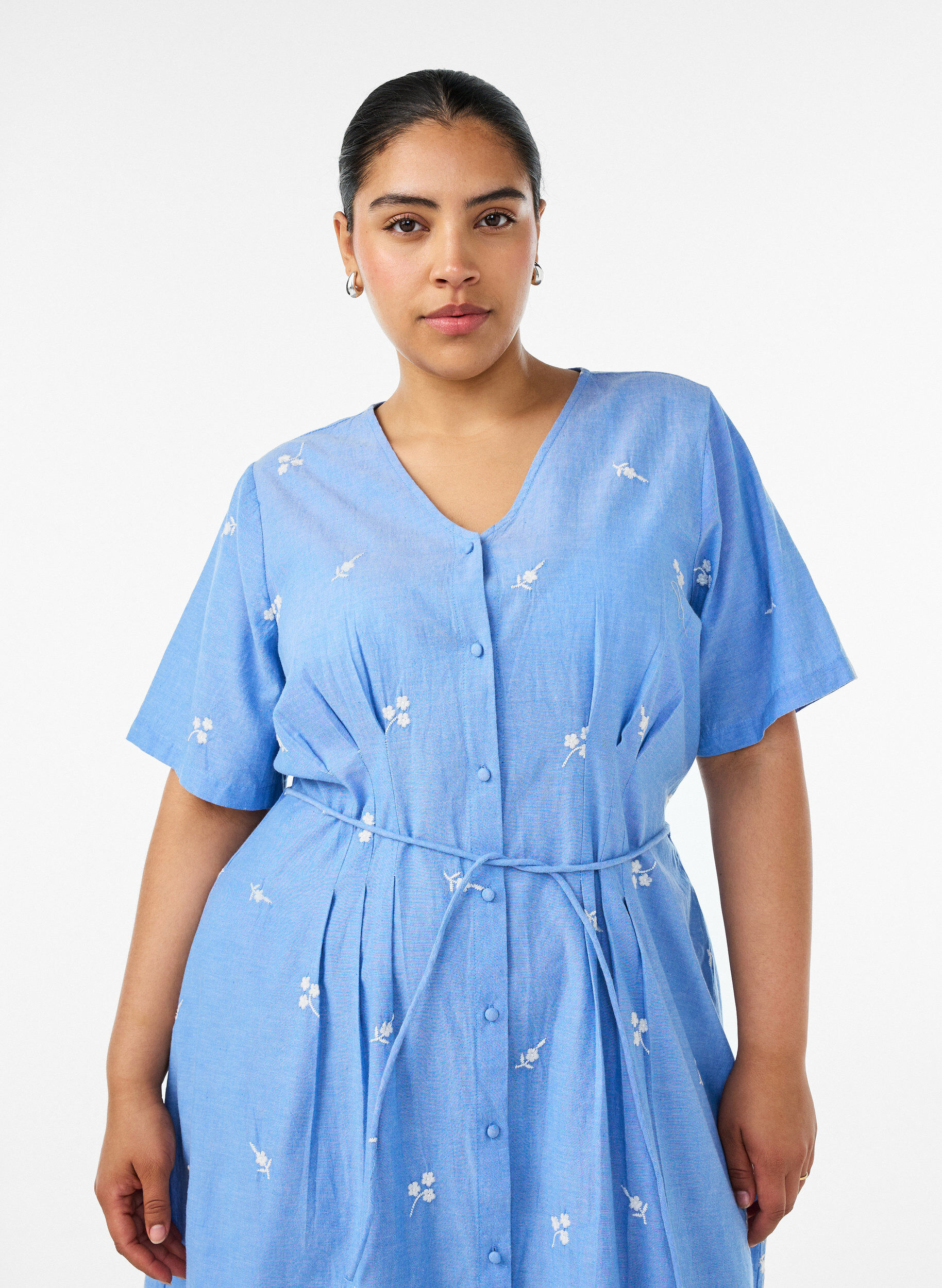 ZizziHemdblusenkleid aus Baumwolle mit gestickten Blumen, Blau, Model image number 2
