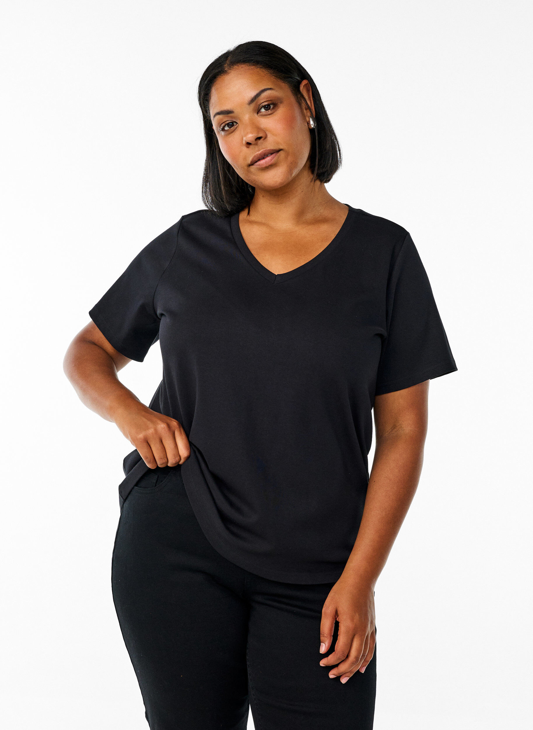 Basic-T-Shirt mit V-Ausschnitt aus Bio-Baumwolle, Schwarz, Model
