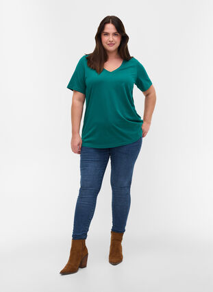 T-Shirt aus Bio-Baumwolle mit V-Ausschnitt, Teal Green, Model image number 2