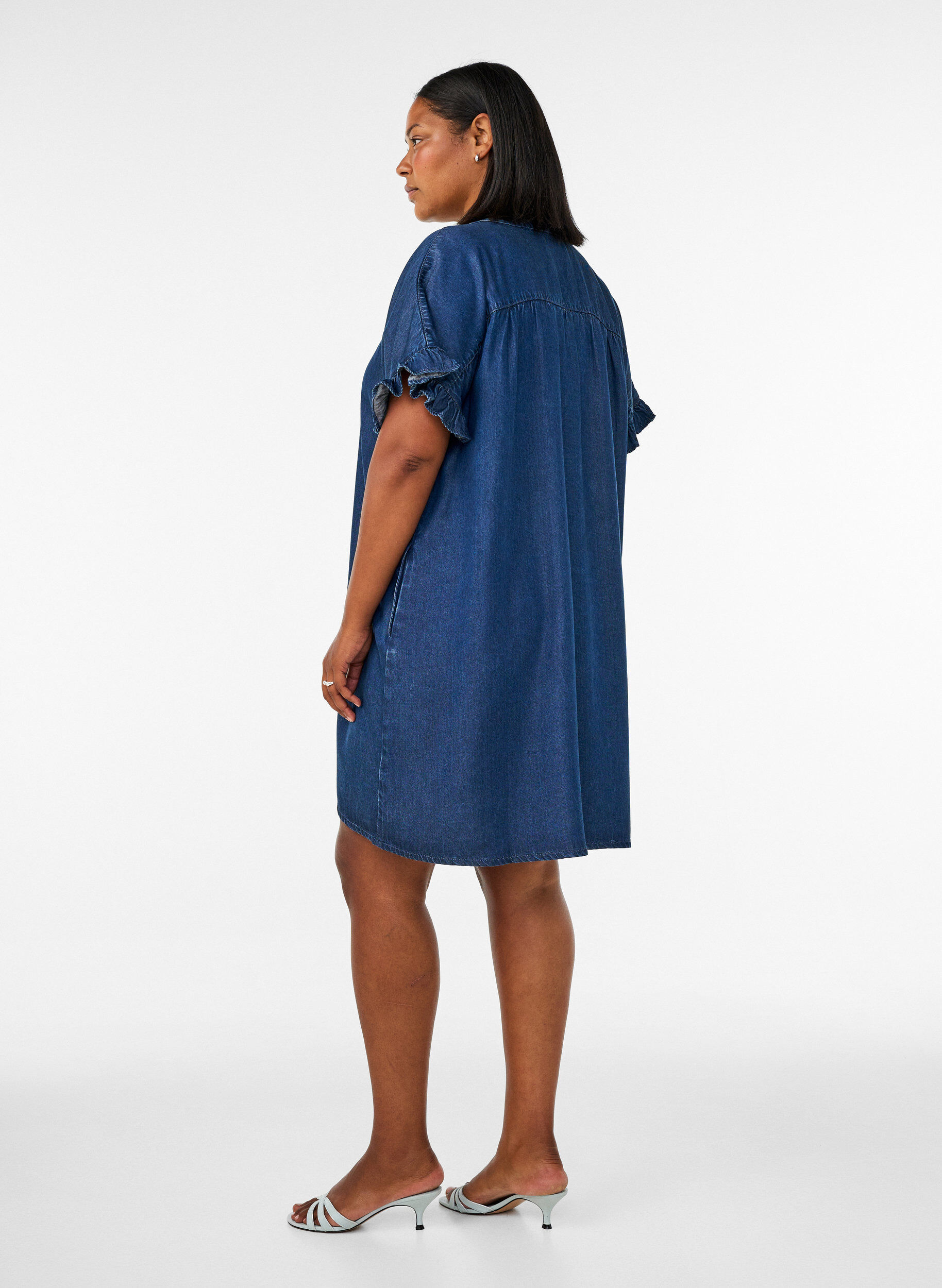 ZizziKleid in Denim-Optik mit Knopfleiste und R&uuml;schen&auml;rmeln, Blau, Model image number 2