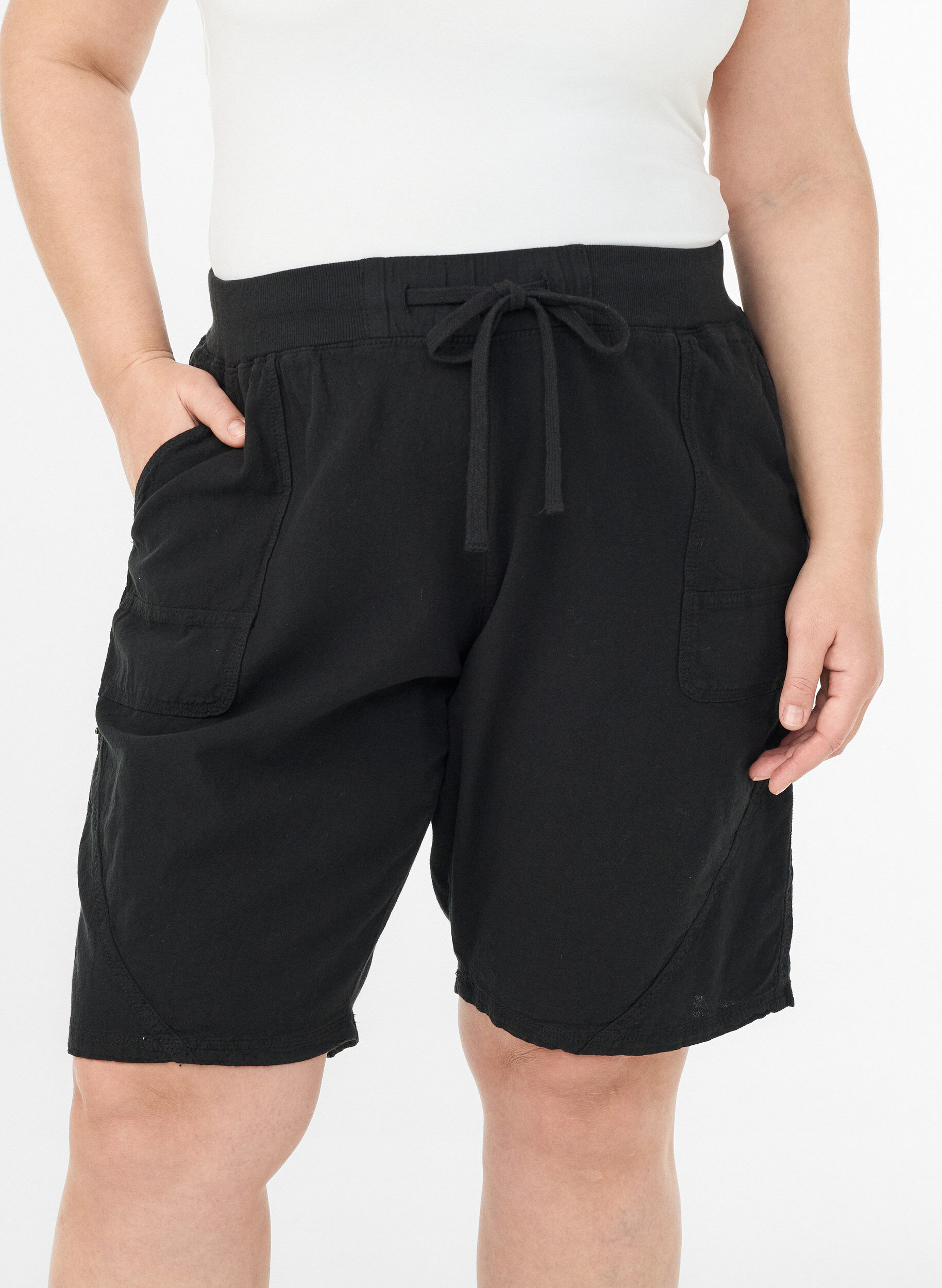 ZizziLockere Shorts aus Baumwolle mit Taschen, Schwarz, Model image number 3