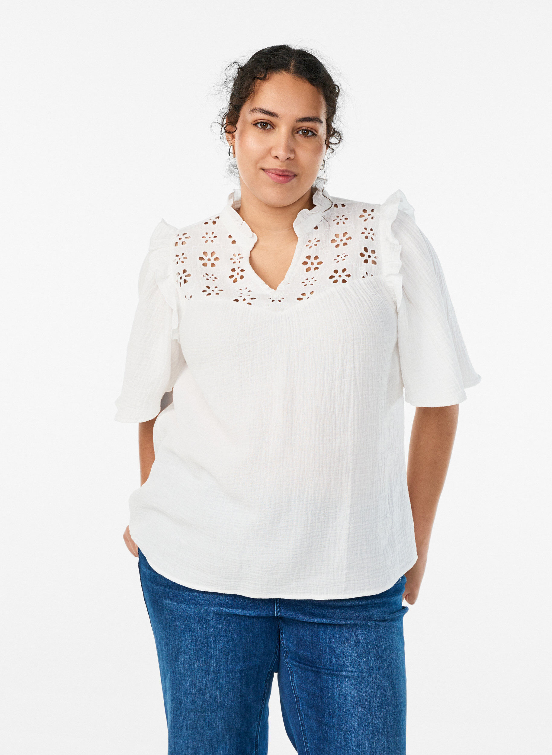 Bluse aus Baumwoll-Musselin mit Broderie Anglaise und 1/2-&Auml;rmeln, Wei&szlig;, Model