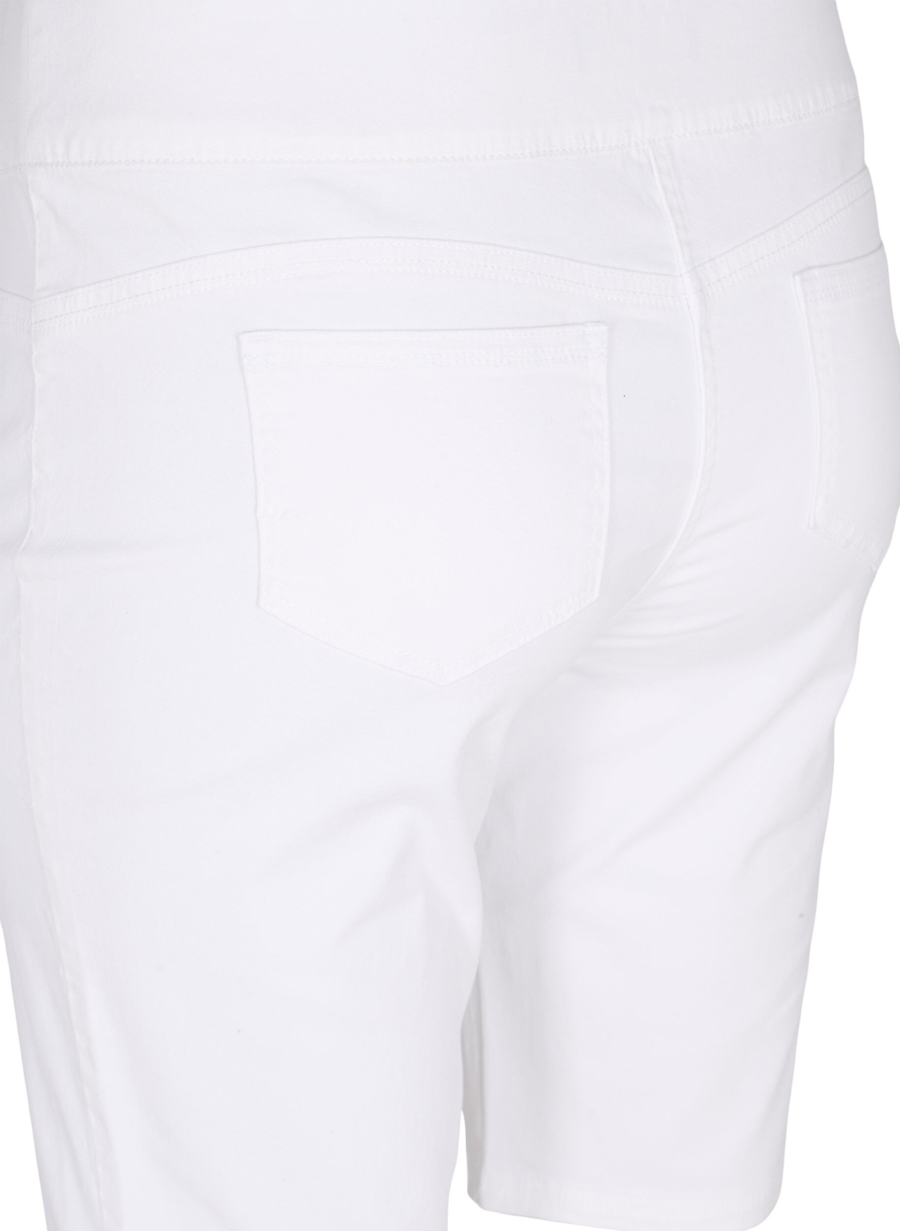 ZizziEng anliegende Shorts mit Ges&auml;&szlig;taschen, White, Packshot image number 3