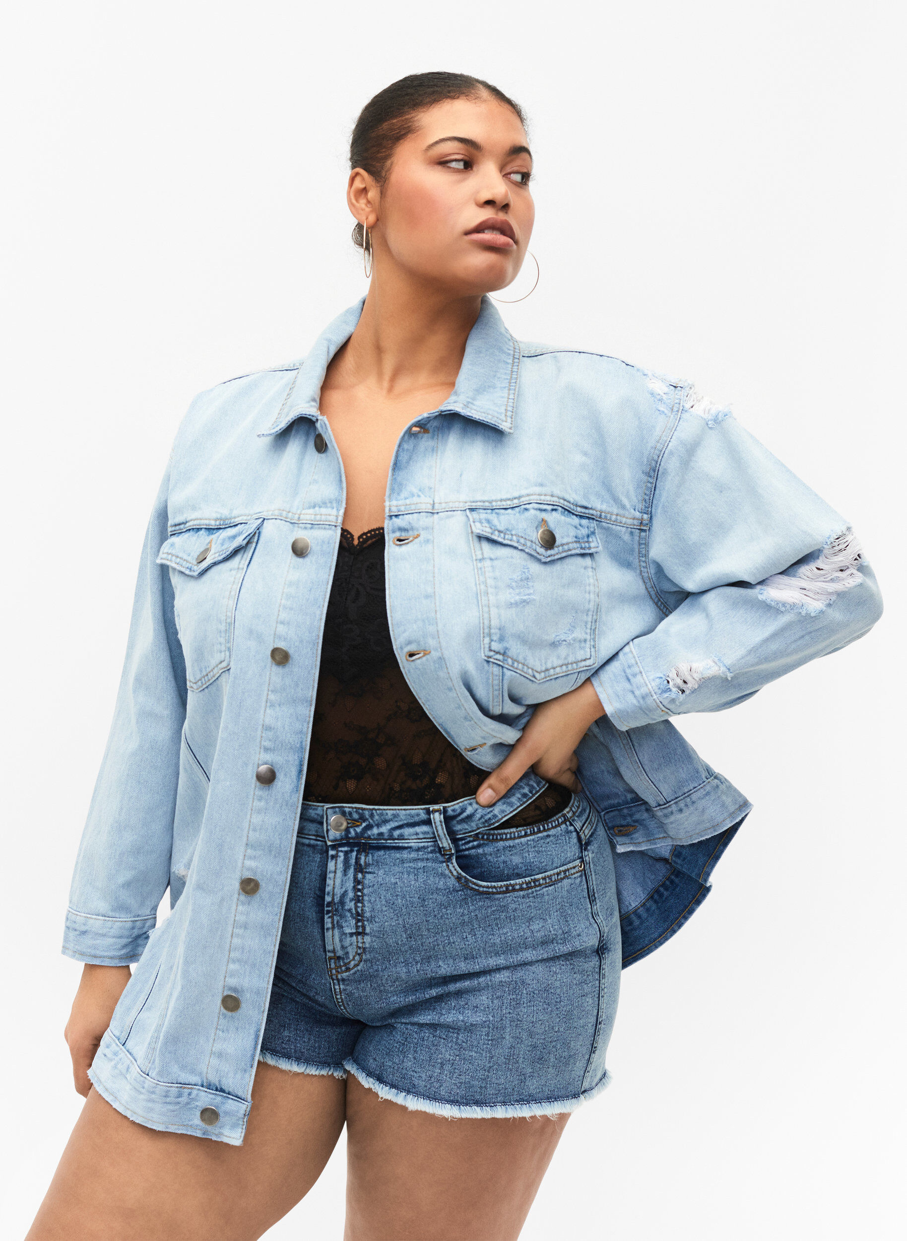 ZizziLocker sitzende Jeansjacke mit Abnutzungsdetails, Light blue denim, Model image number 0
