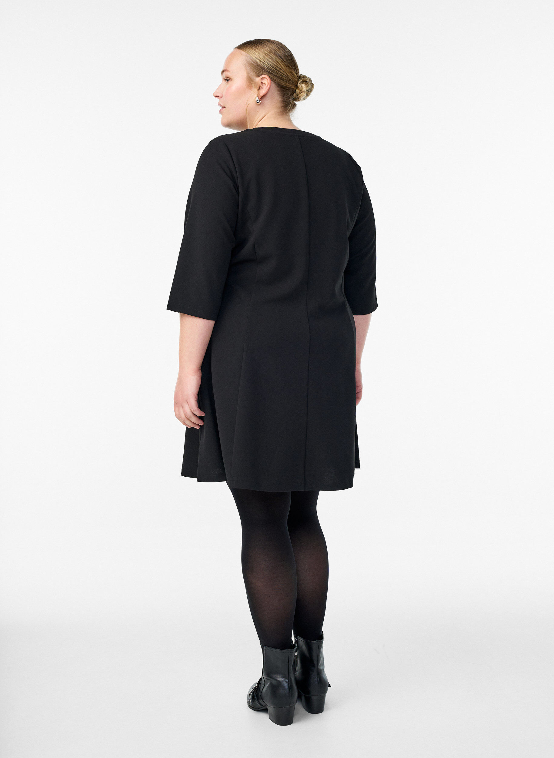 ZizziKurzes A-Linien-Jerseykleid mit 3/4-&Auml;rmeln, Schwarz, Model image number 2