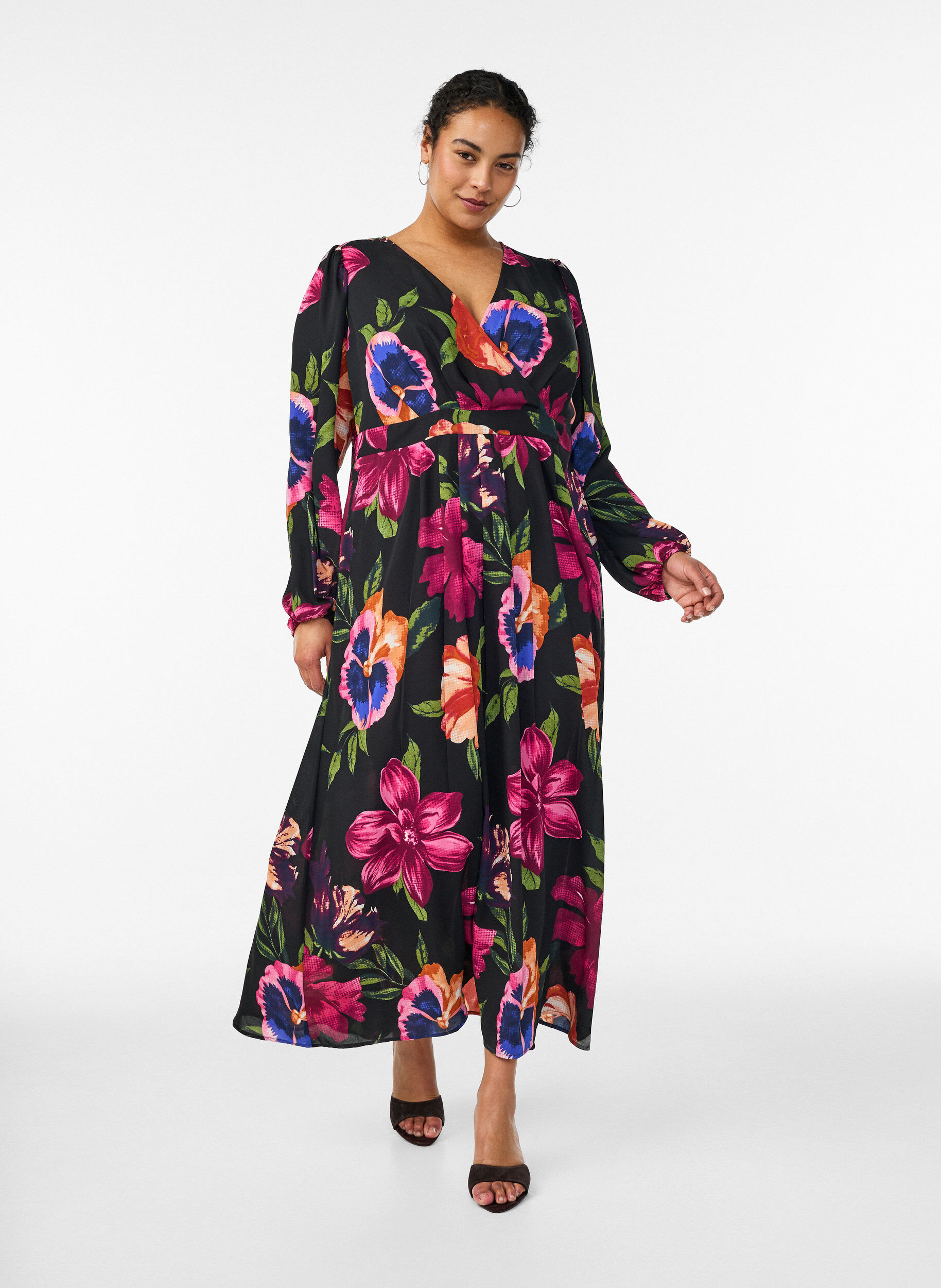Maxikleid mit Wickelausschnitt und langen &Auml;rmeln, Schwarz, Model