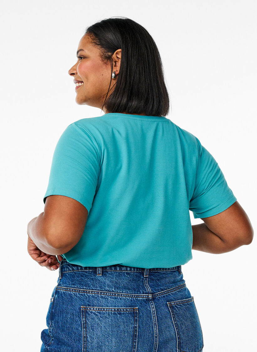 Einfarbiges basic T-Shirt aus Baumwolle, Blau, Model image number 2