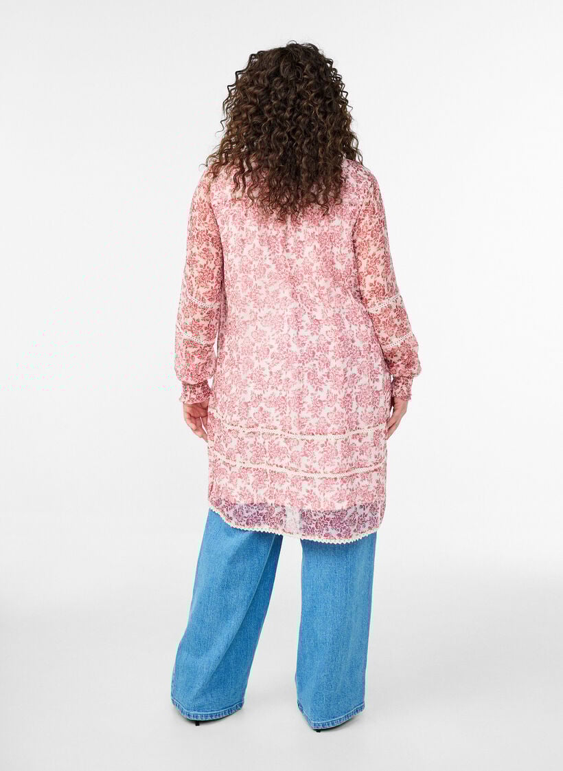 Kurzes Chiffonkleid mit H&auml;kel&shy;details, Rot, Model