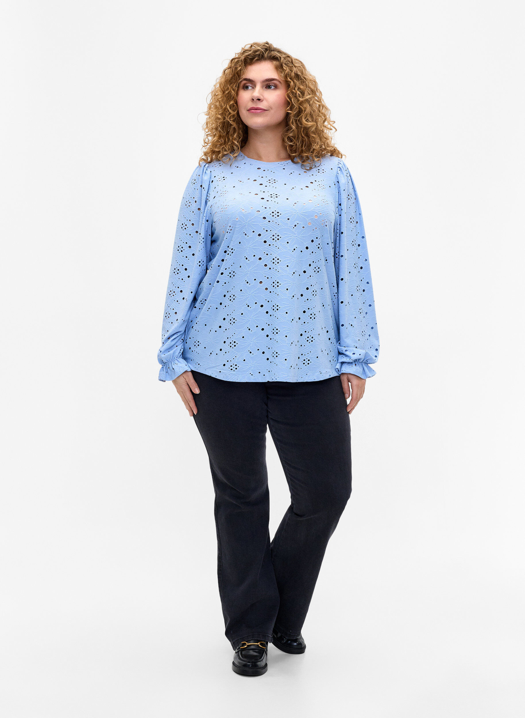 Zizzi Lang&auml;rmlige Bluse mit Lochmuster, Serenity, Model image number 2