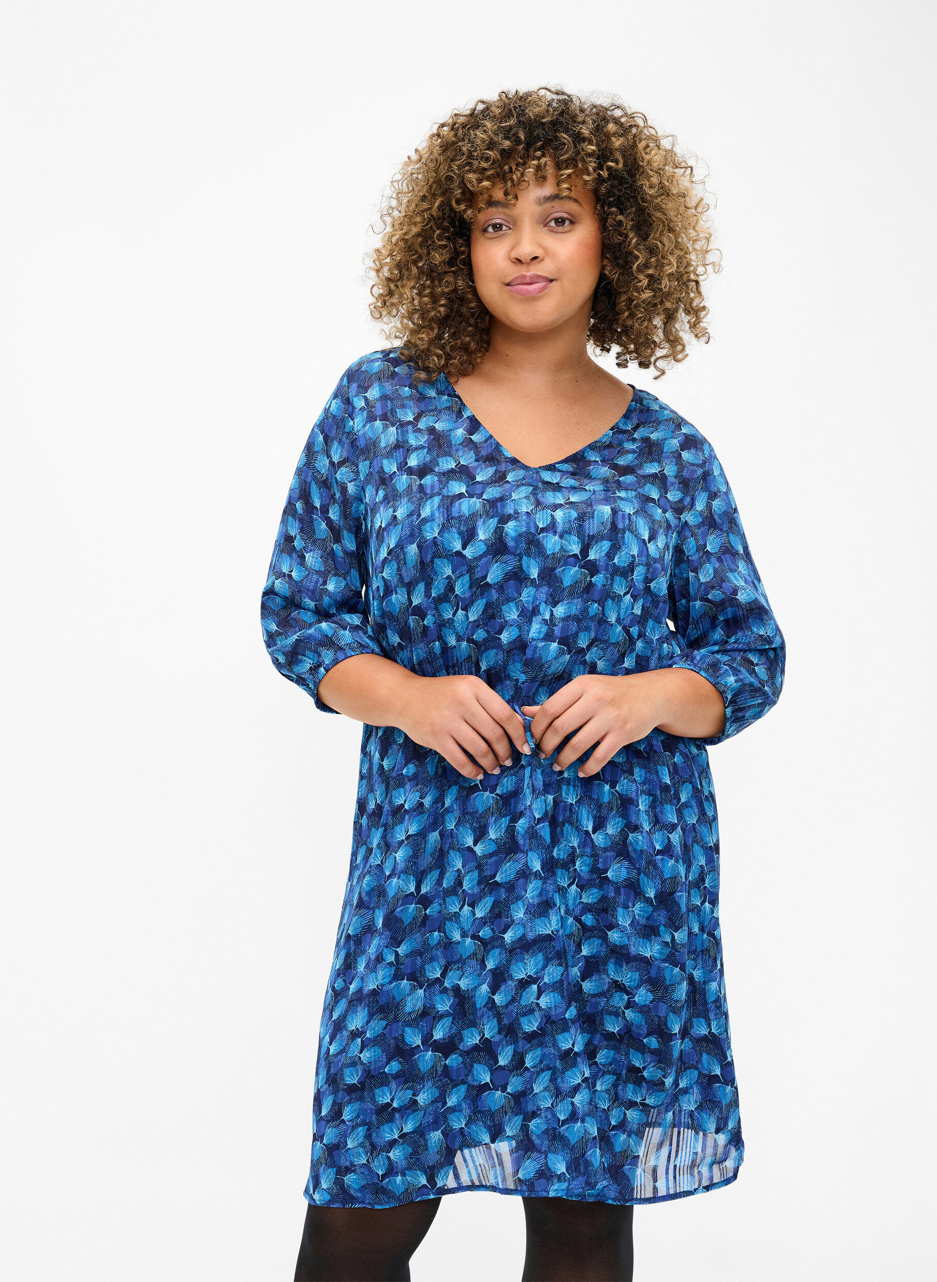 ZizziBedrucktes Kleid mit V-Ausschnitt und 3/4-&Auml;rmeln, Navy Blazer Leaf AOP, Model image number 0