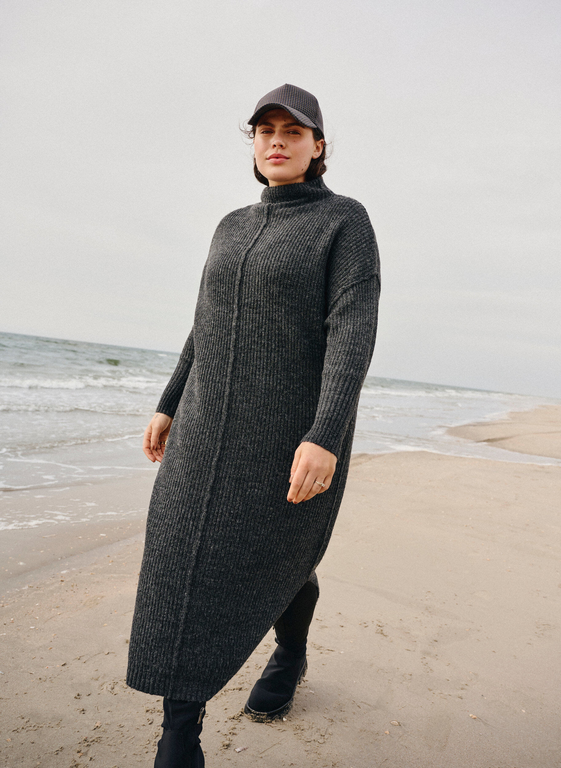 Langes, &uuml;bergro&szlig;es Strickkleid mit Schlitz