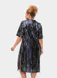 Kurzärmeliges Paillettenkleid mit Schlitz, Evening Blue Stripe , Model