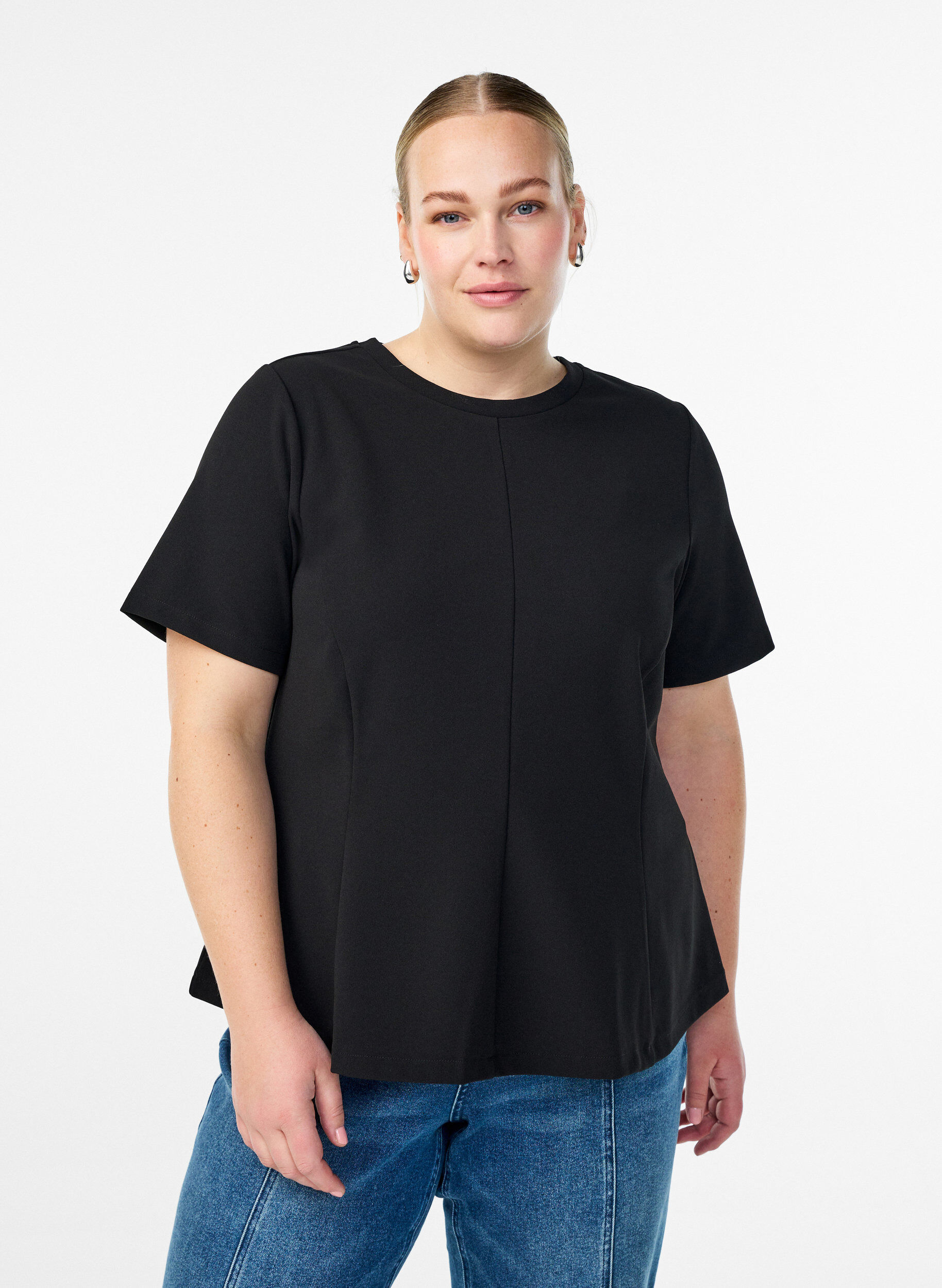 Kurz&auml;rmelige Bluse mit formgebenden Abn&auml;hern, Schwarz, Model