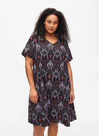 FLASH – Kleid mit V-Ausschnitt und Aufdruck, Black Rose Ethnic, Model