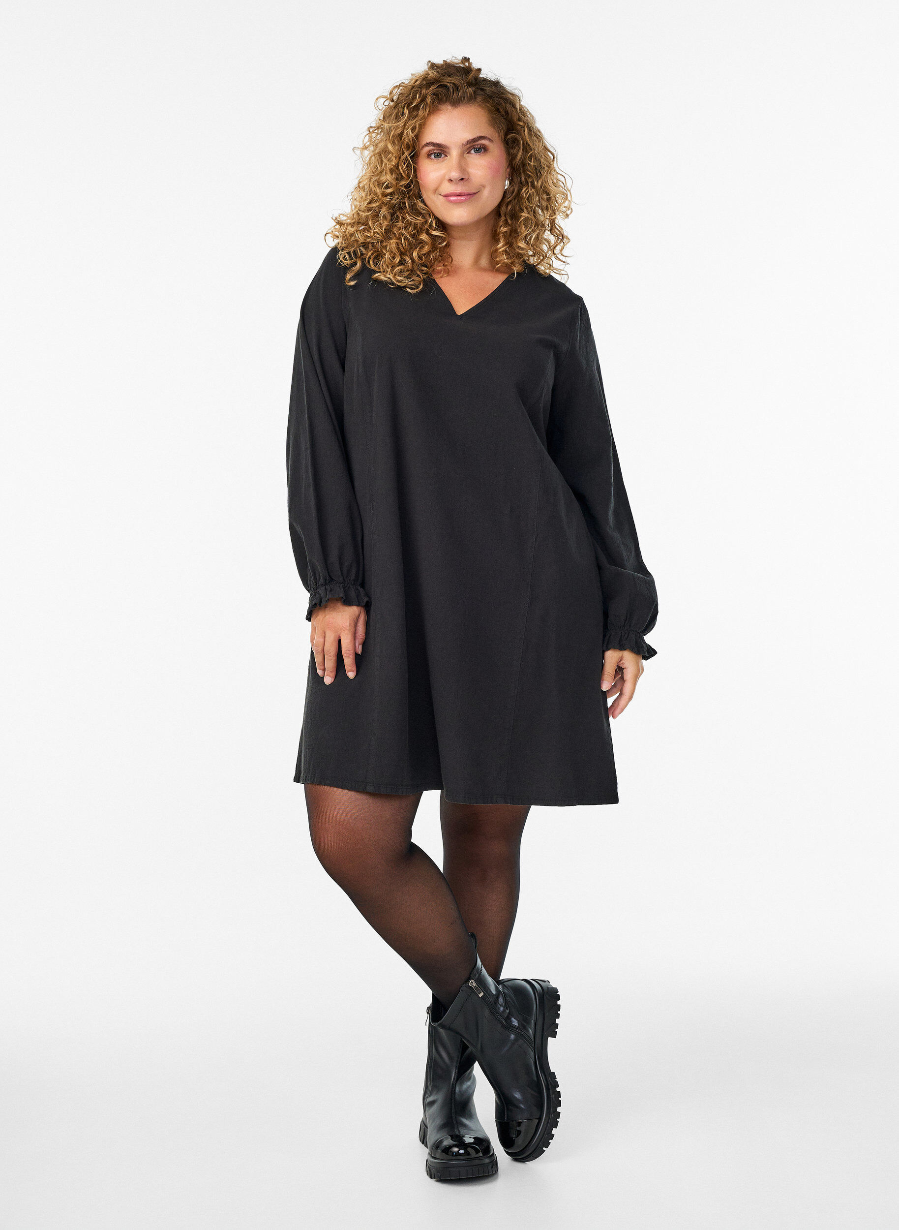 ZizziKurzes Kleid aus Baumwolle mit V-Ausschnitt, Schwarz, Model image number 1