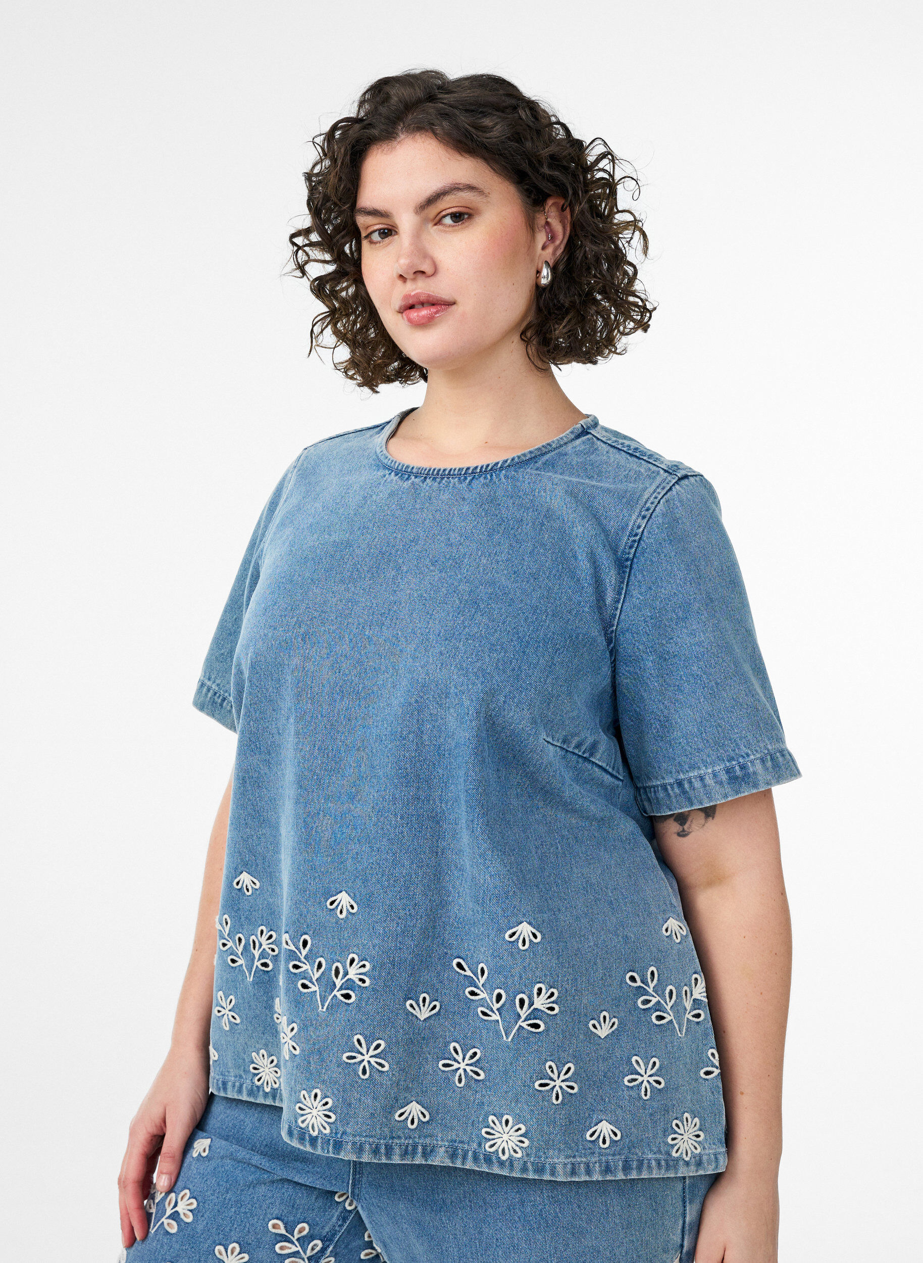 Kurz&auml;rmelige Jeansbluse mit Lochstickerei, Blau, Model