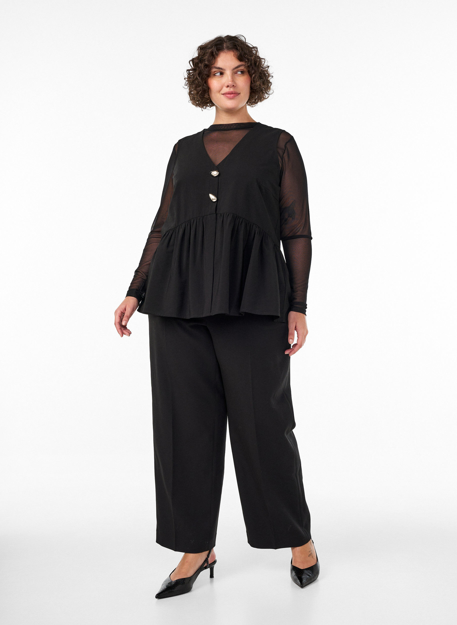 Zizzi&Auml;rmellose Sch&ouml;&szlig;chenbluse mit dekorativen Kn&ouml;pfen, Schwarz, Model image number 1