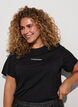 T-Shirt aus Baumwolle mit Text-Badge, Schwarz, Model image number 3