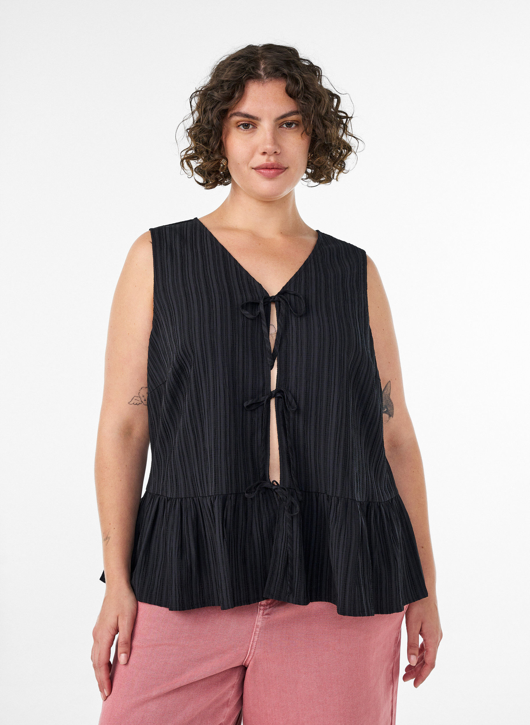 Zizzi&Auml;rmellose Bluse mit Struktur und Bindeband, Schwarz, Model image number 0