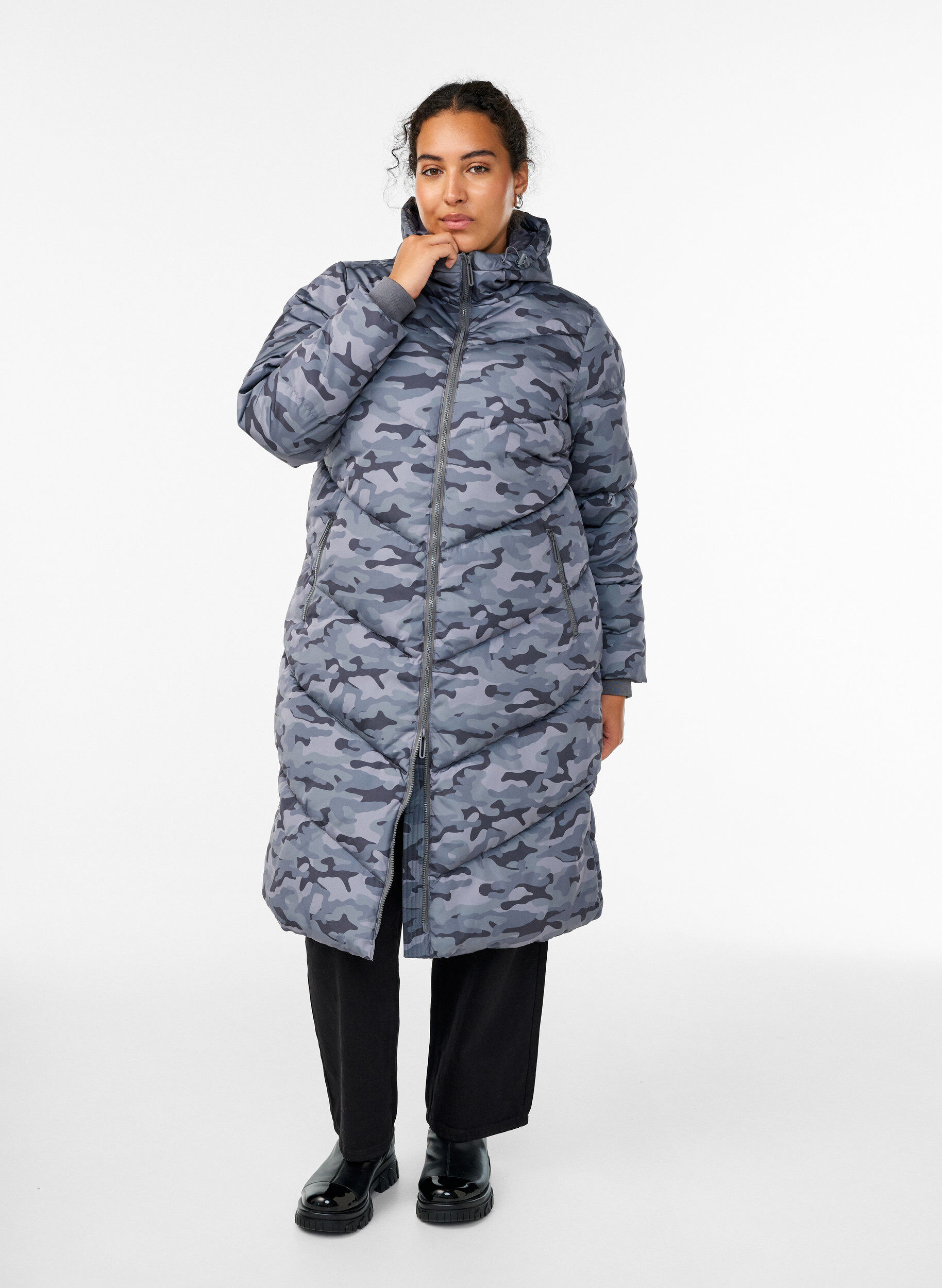 ZizziLange Camouflage-Steppjacke, Grau, Model image number 0