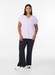 Lockeres Trainings-T-Shirt mit V-Ausschnitt, lila, Model image number 1