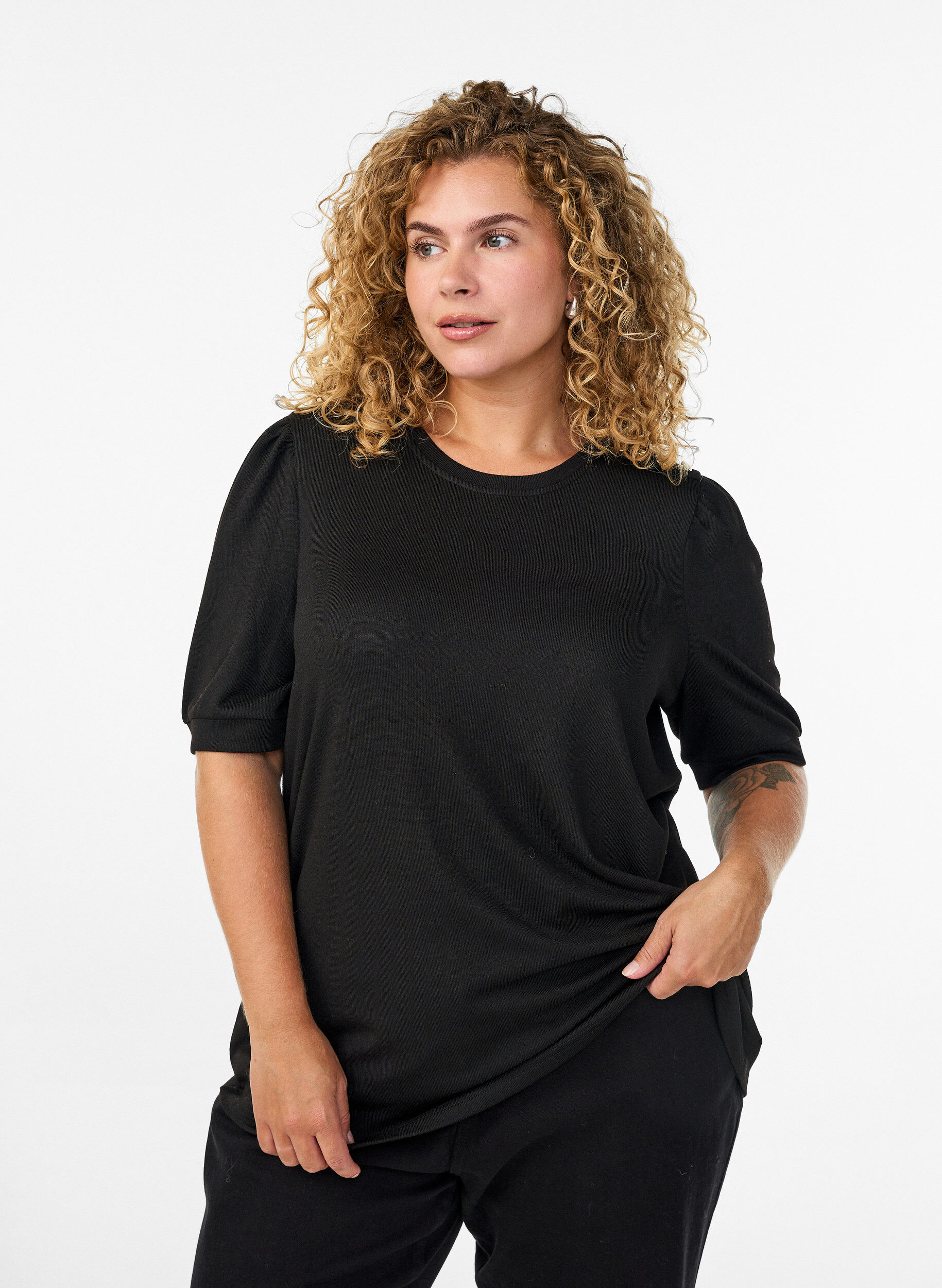 Bluse mit Knopfdetail und kurzen Puff&auml;rmeln, Schwarz, Model