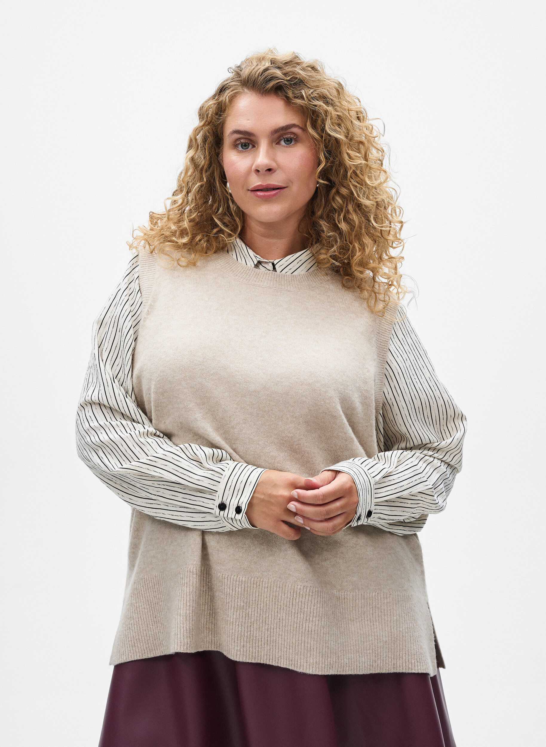 ZizziStrickweste mit Rippb&auml;ndern, Beige, Model image number 0