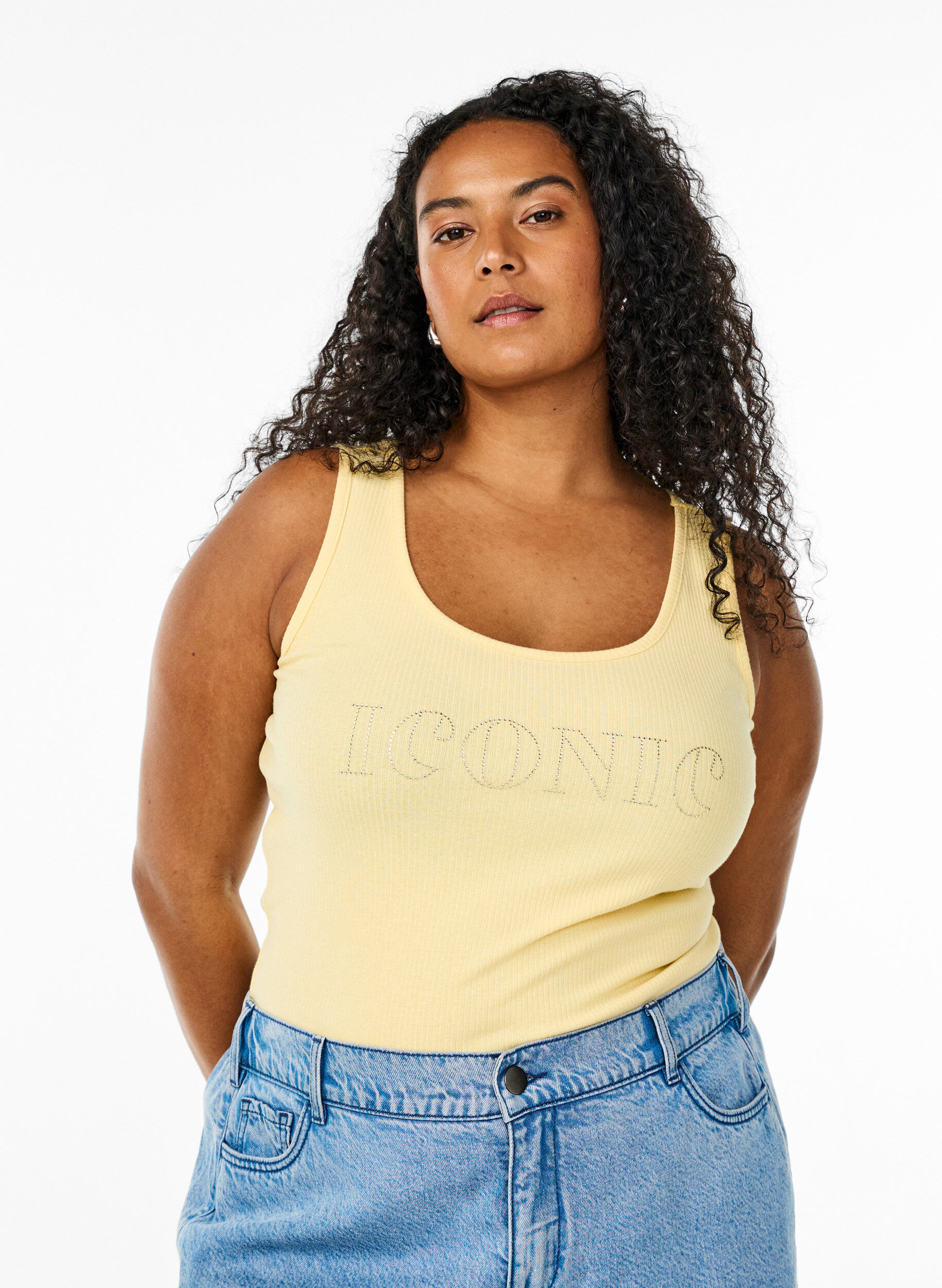 Schmal geschnittenes Tank-Top mit Strasssteinen, Gelb, Model