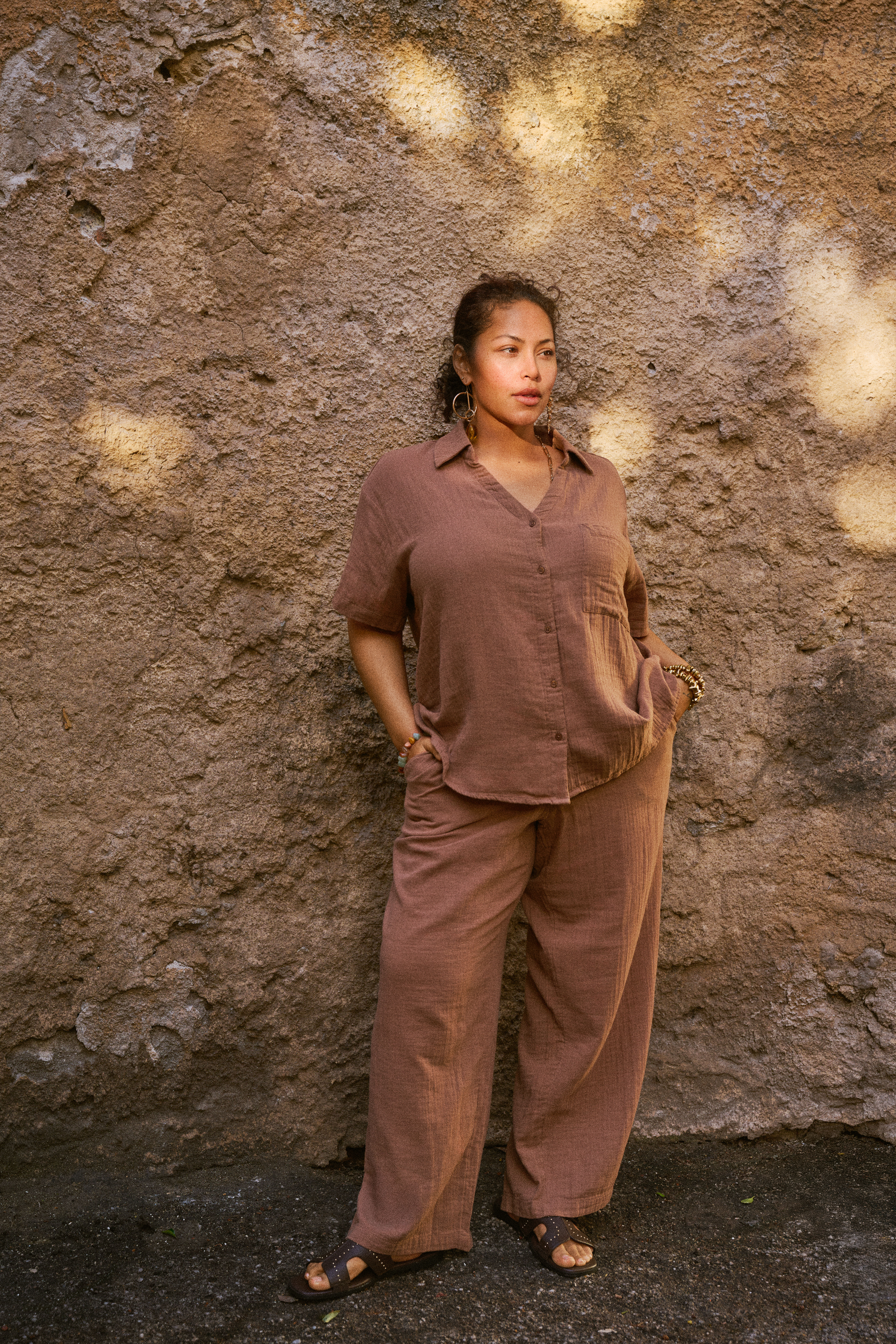 Set aus Baumwollmusselin in Braun, , Model