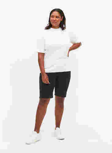 Eng anliegende Shorts mit Gesäßtaschen, Black, Model image number 3