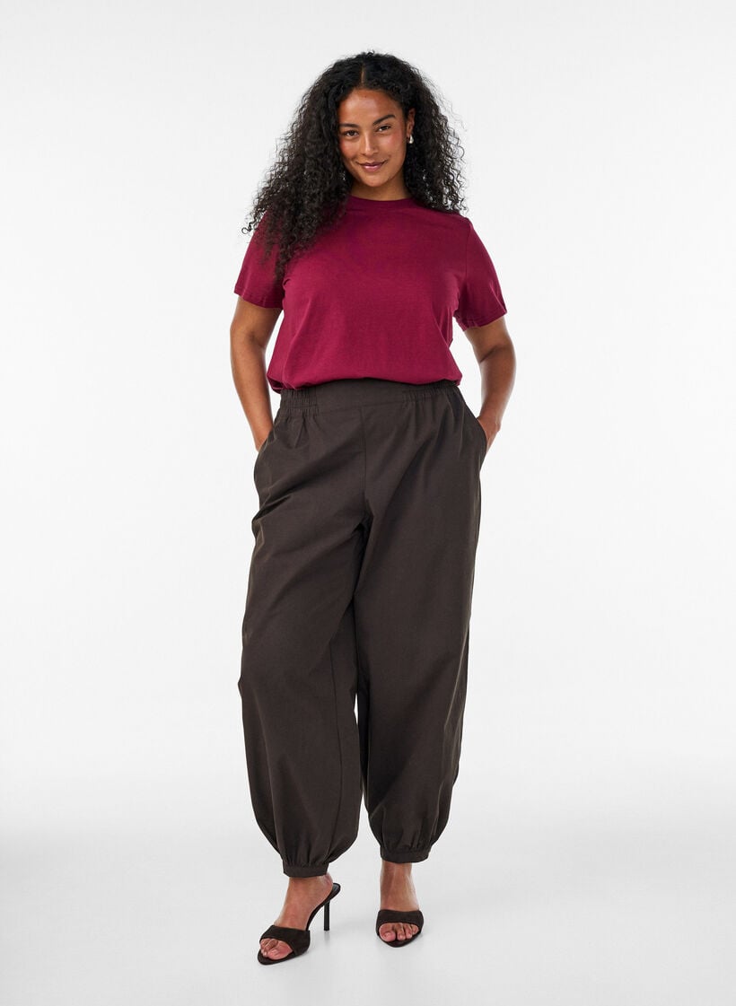 Basic T-Shirt aus Baumwolle mit Rundhalsausschnitt, Rot, Model image number 1