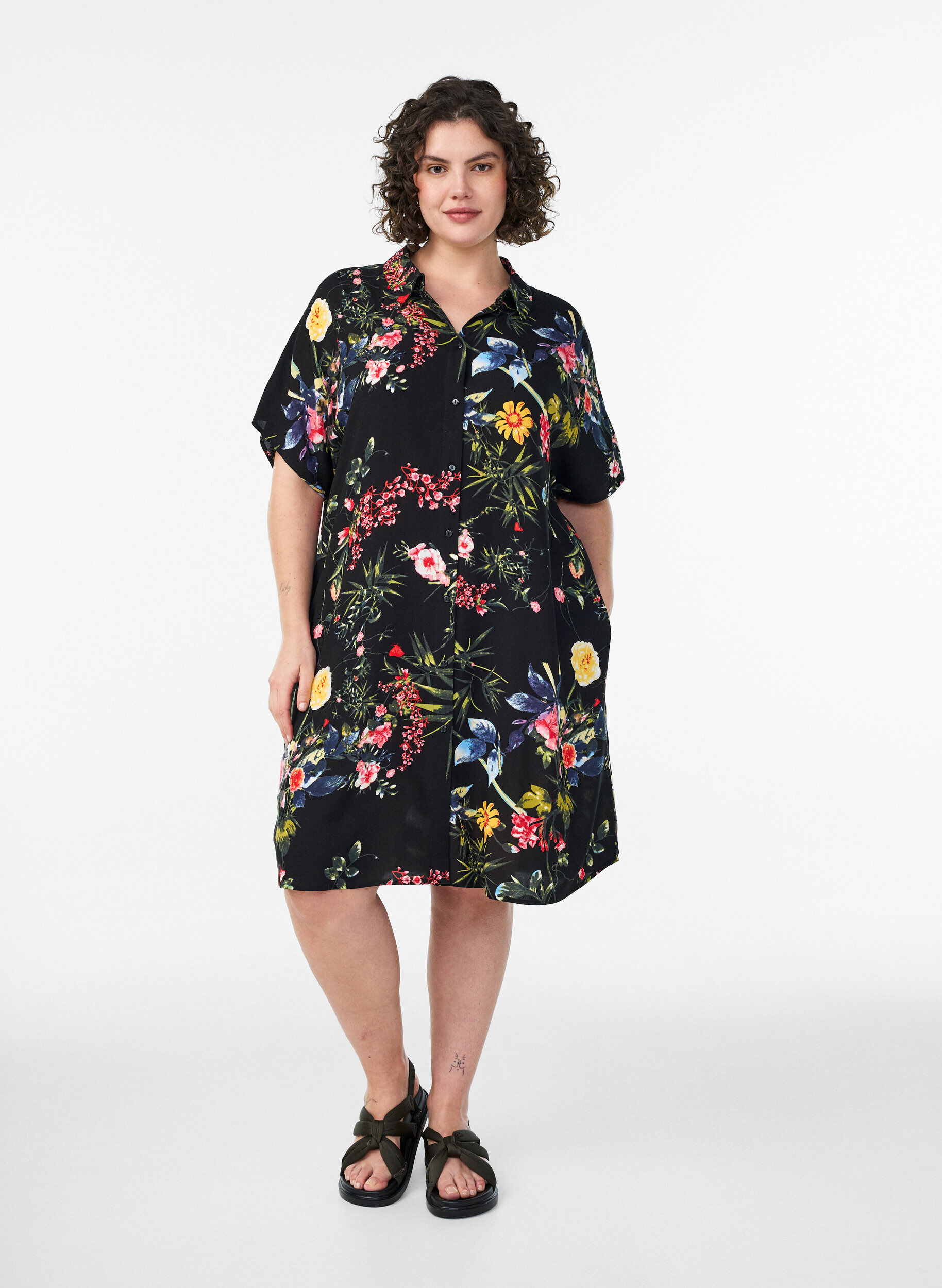 Locker geschnittenes langes Hemd aus Viskose, Schwarz, Model