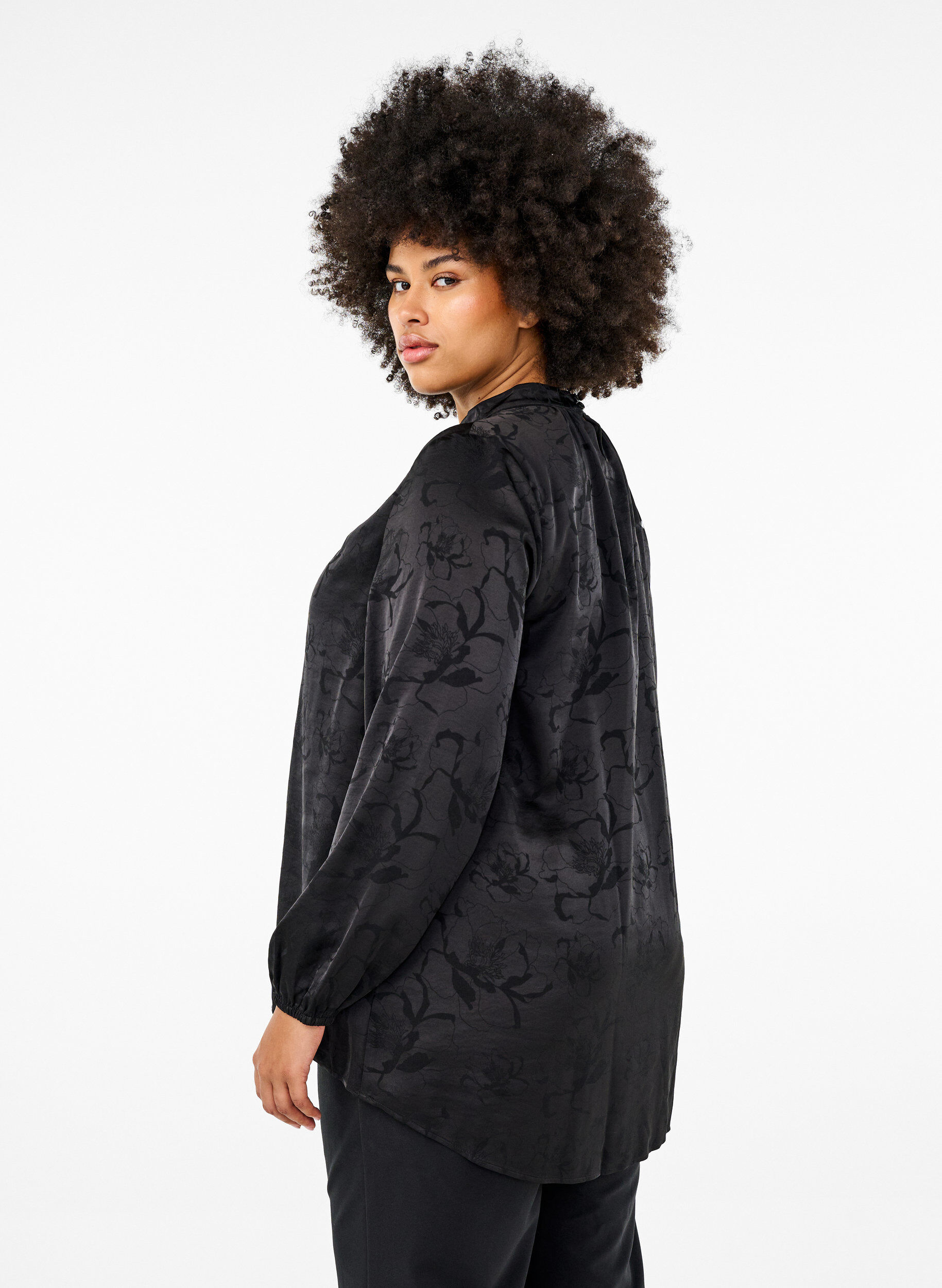 ZizziSatinstoffbluse mit Ton-in-Ton-Muster, Black, Model image number 1