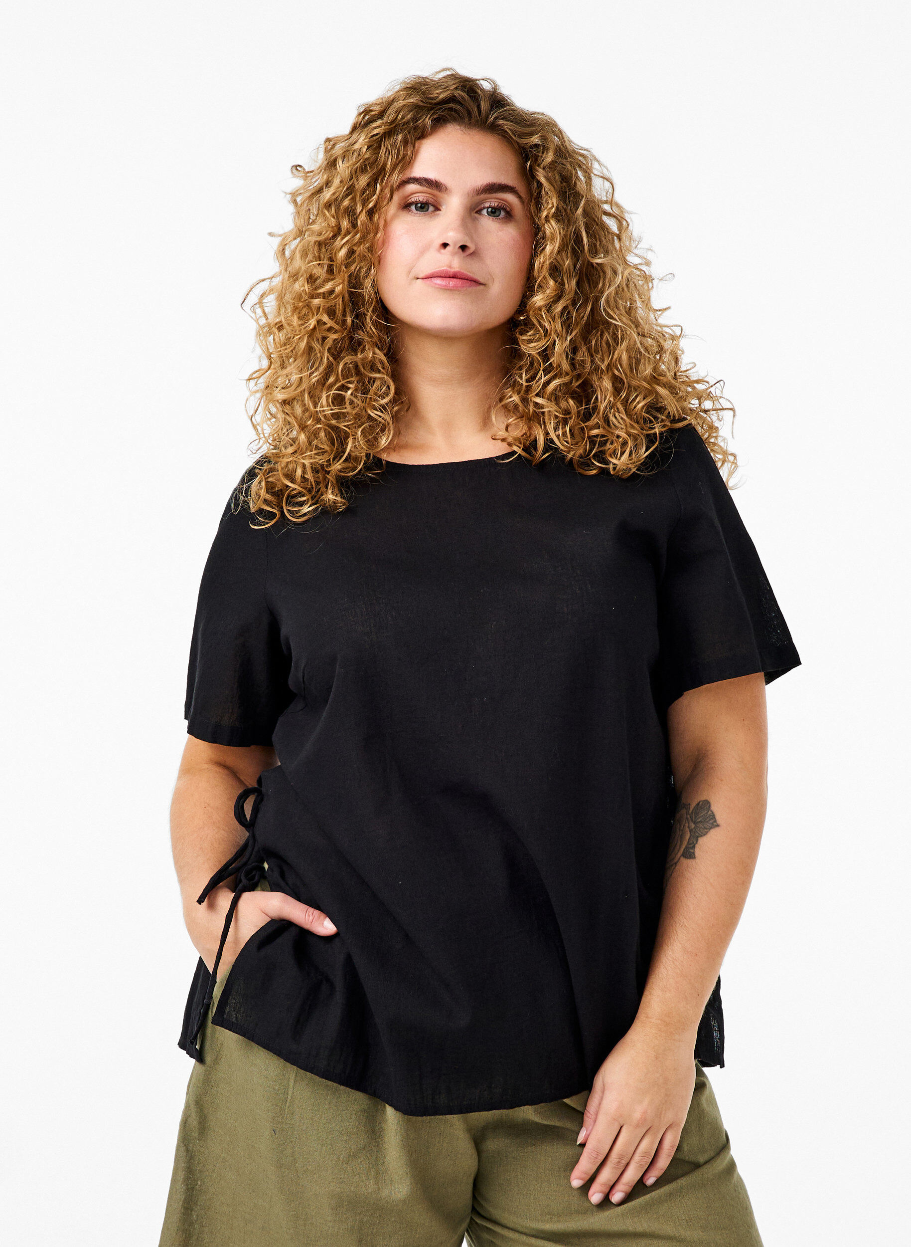 ZizziKurz&auml;rmlige Bluse aus Baumwoll-Mix mit Leinen und Spitzendetail, Black, Model image number 0