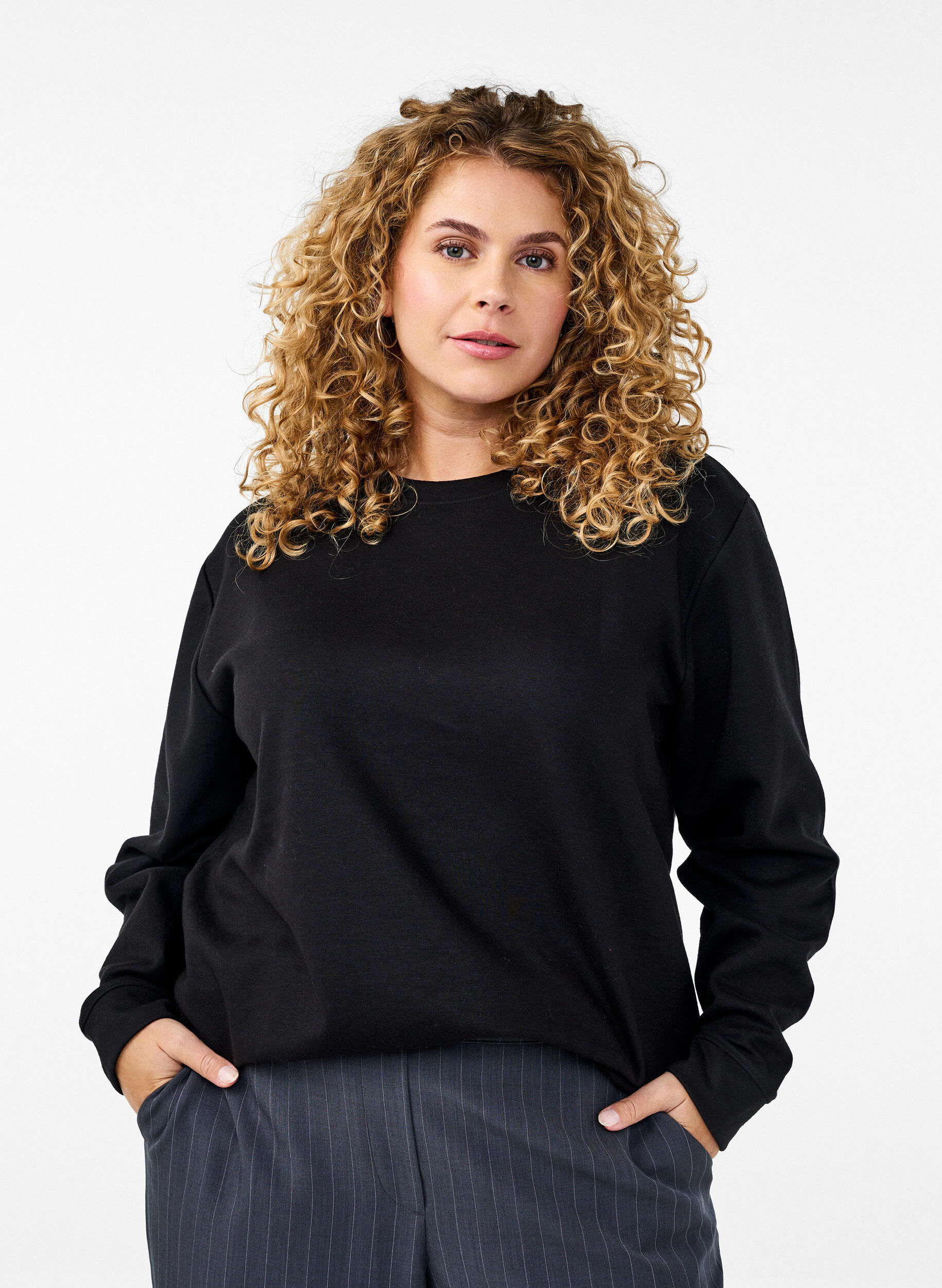 Sweatshirt mit Rundhalsausschnitt, Schwarz, Model