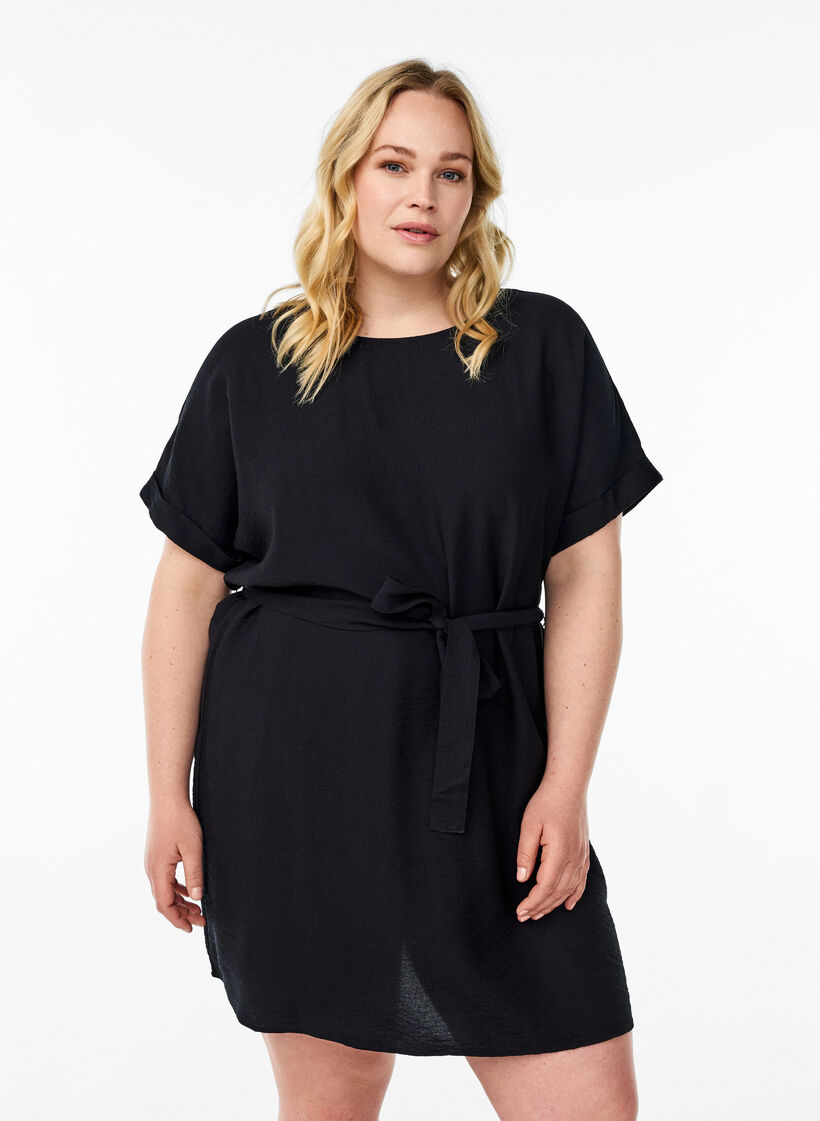 Kurzes Kleid mit lockerer Passform und Bindegürtel, Schwarz, Model image number 0