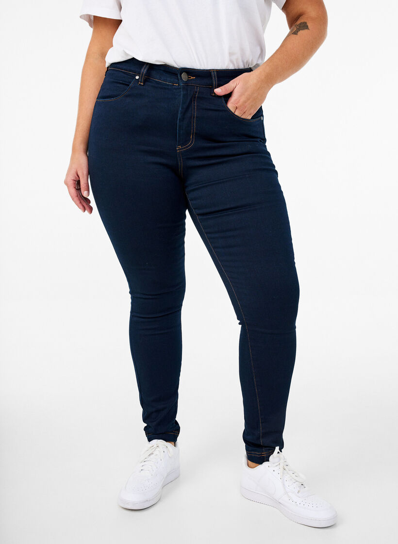 Super Slim Amy Jeans mit hoher Taille, Unwashed, Model image number 2