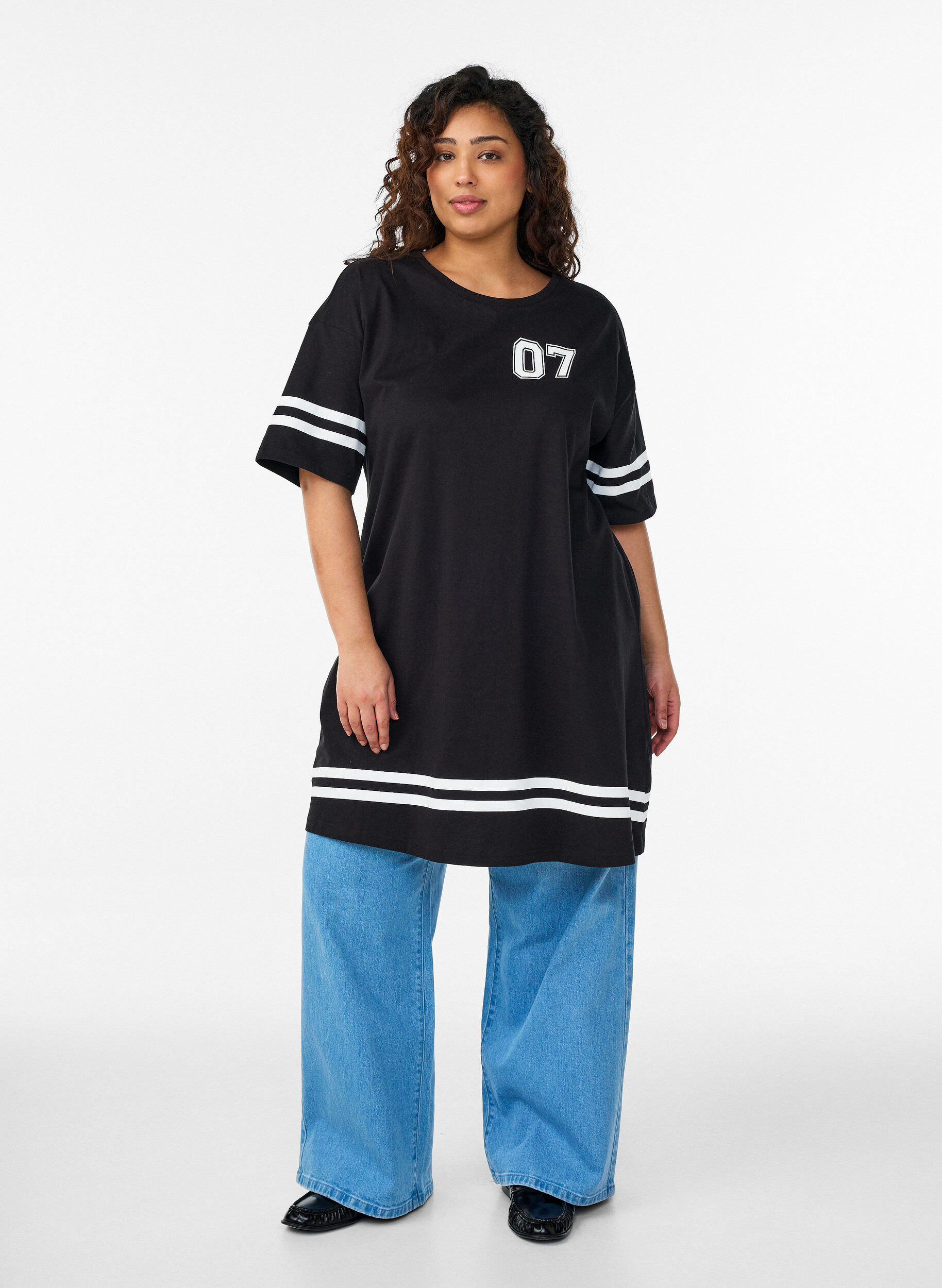 ZizziKurzes T-Shirt-Kleid mit sportlichen Details, Schwarz, Model image number 1