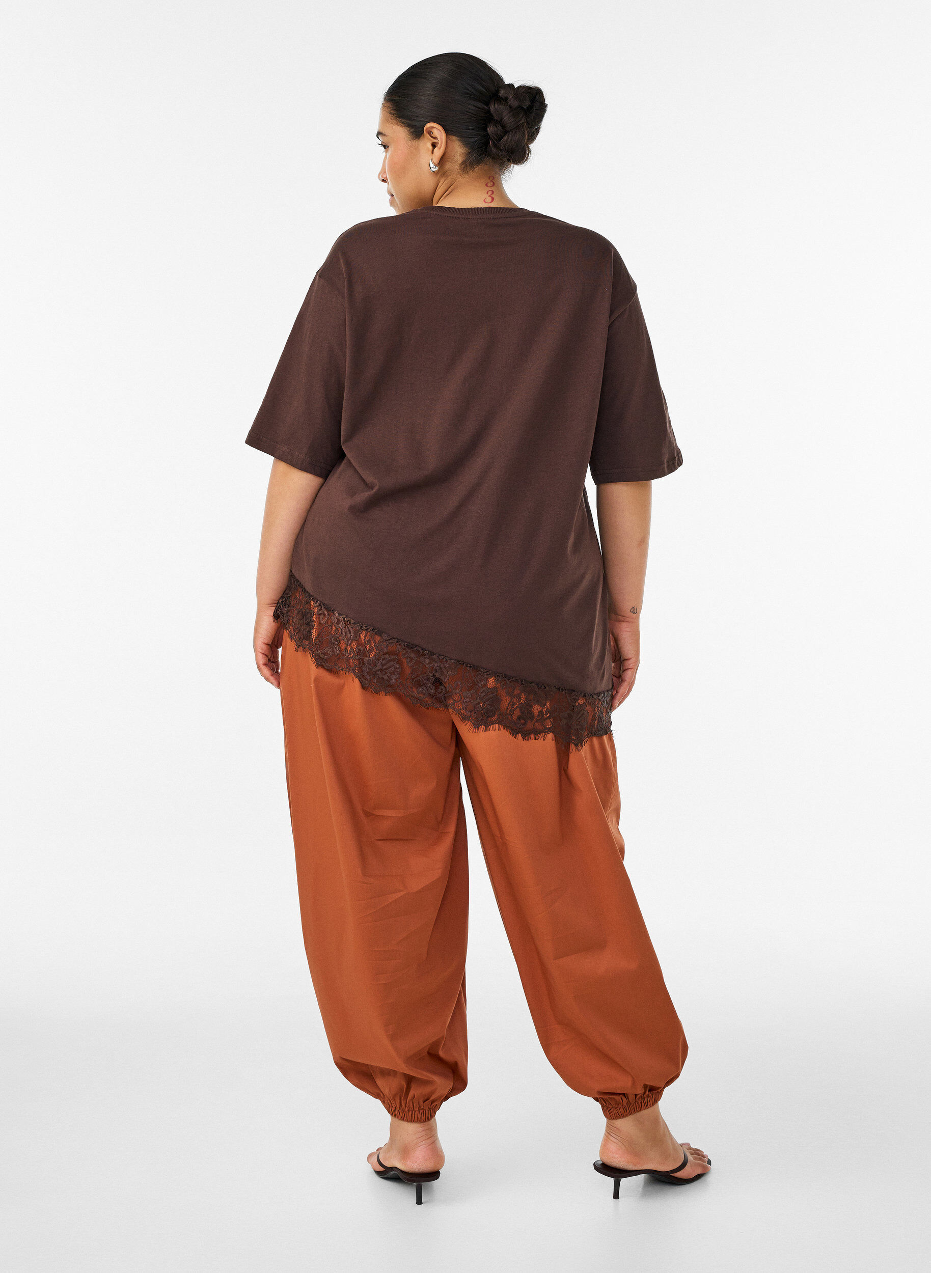 ZizziBallonhose mit Taschen und elastischem Bund, Braun, Model image number 1