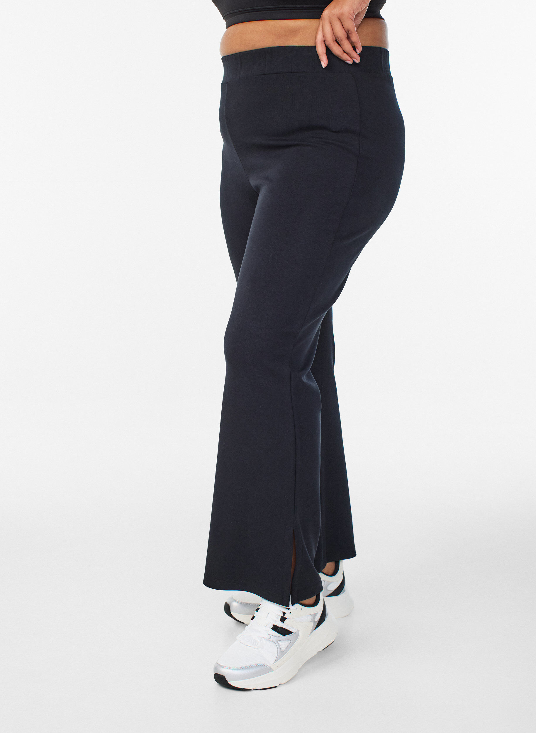 Flare-Jerseyhose mit Schlitzen und hoher Taille, Schwarz, Model