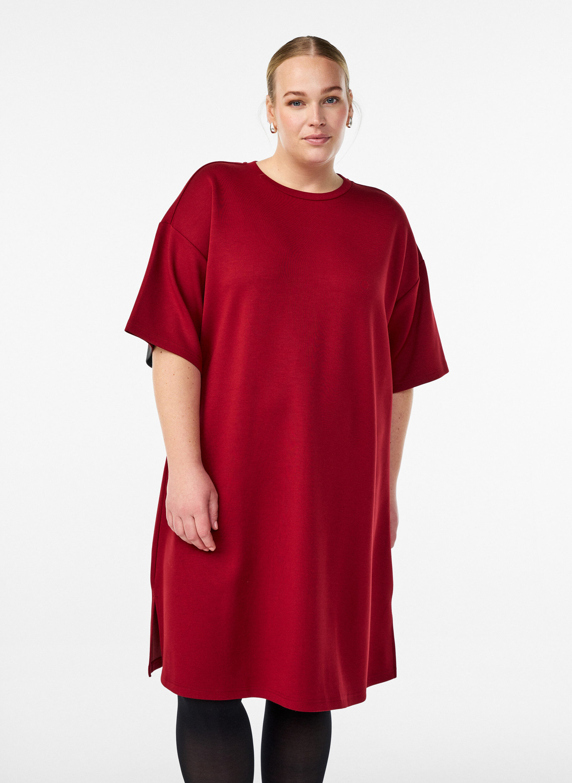 T-Shirt-Kleid aus Jersey mit Seitenschlitzen, Rot, Model